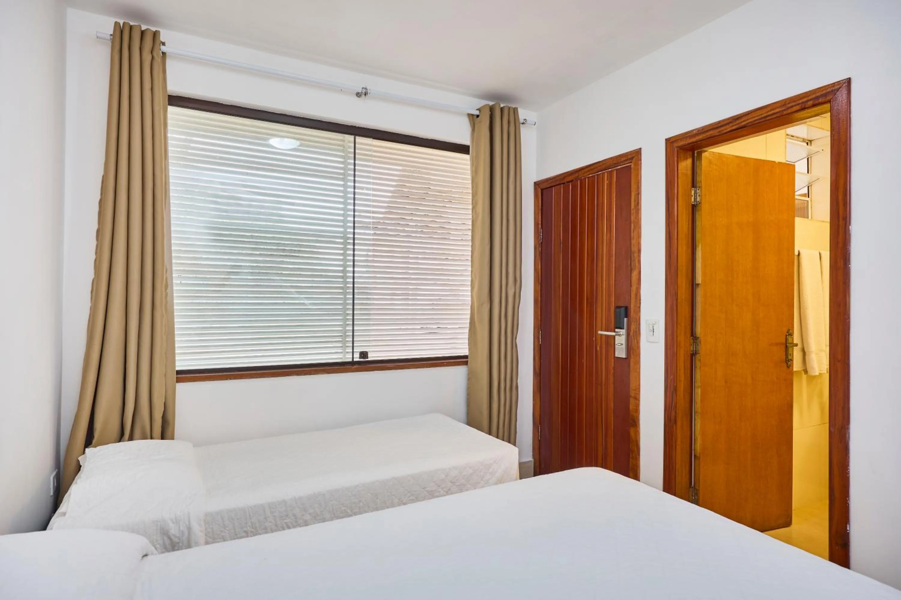 Photo of the whole room, Bed in Hotel Coquille