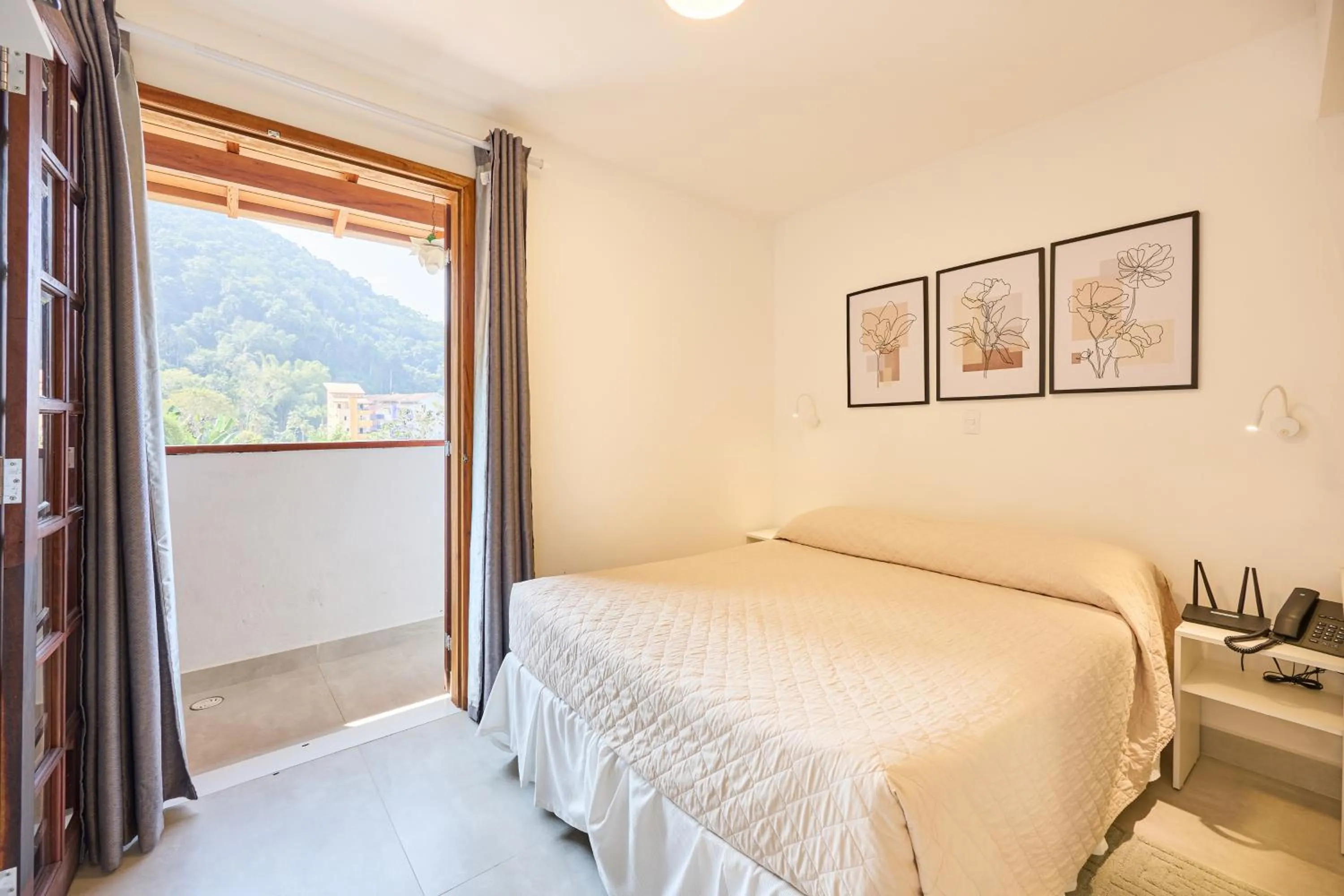 Photo of the whole room, Bed in Hotel Coquille