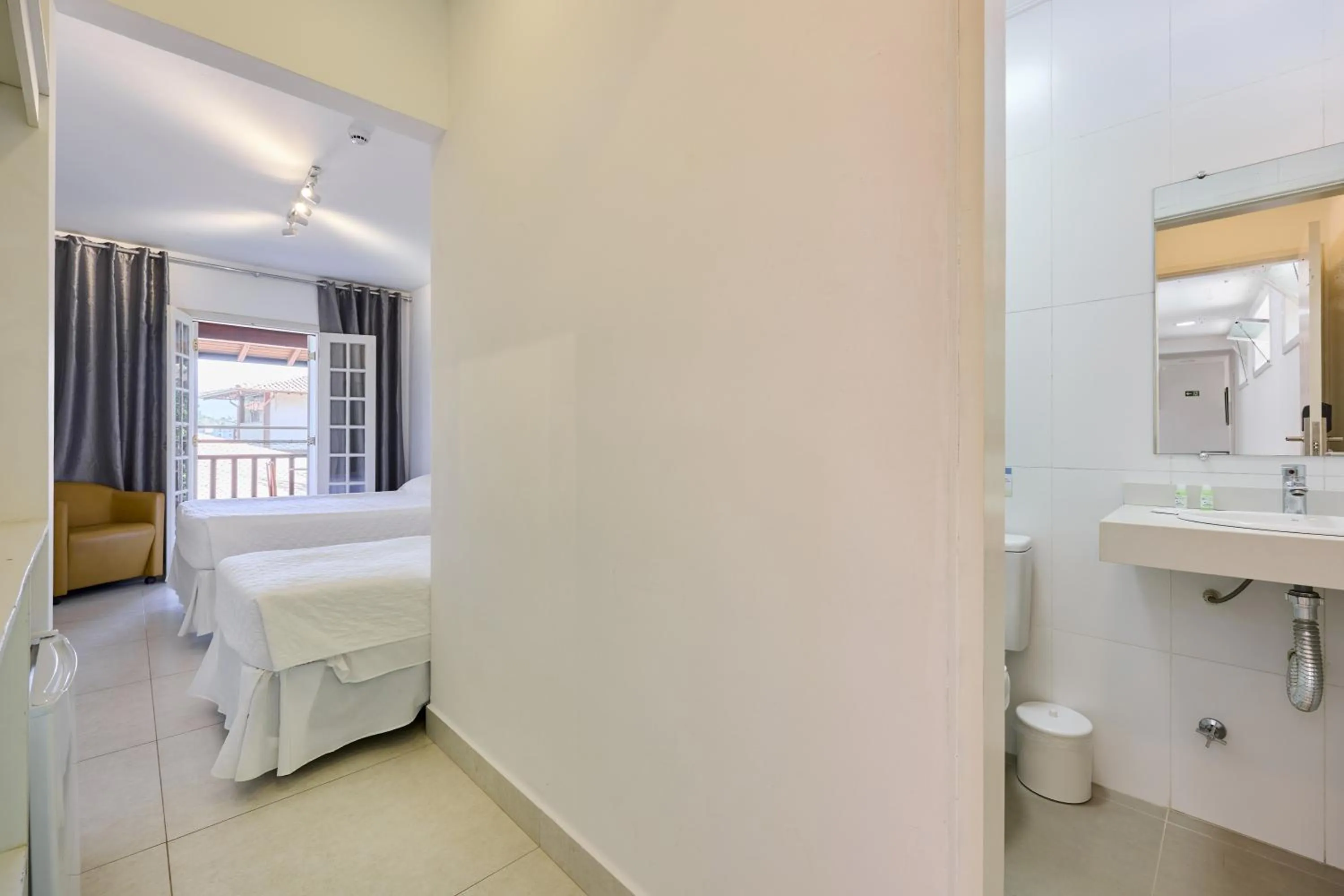 Photo of the whole room, Bed in Hotel Coquille