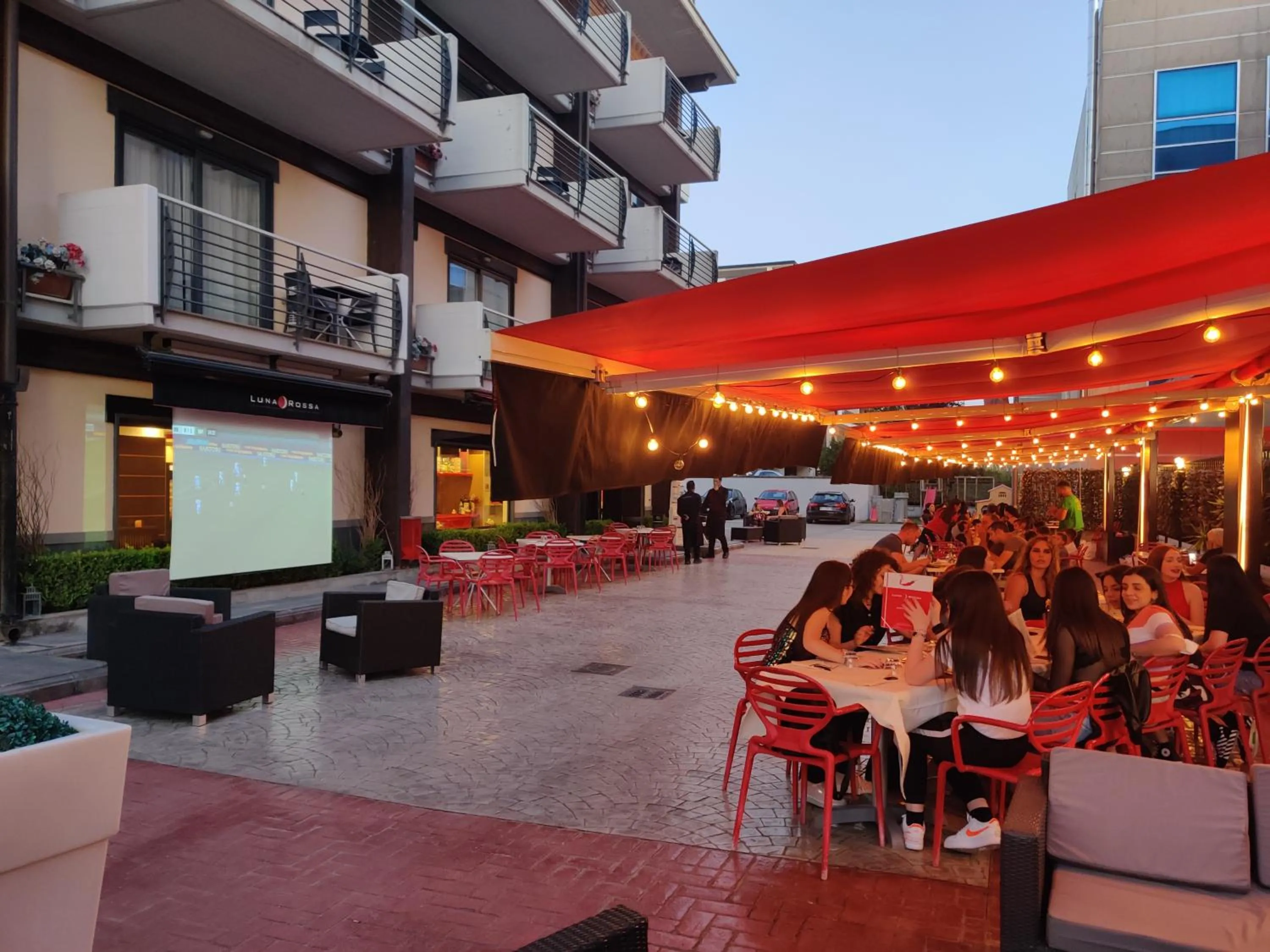 Restaurant/places to eat in Rama Palace Hotel