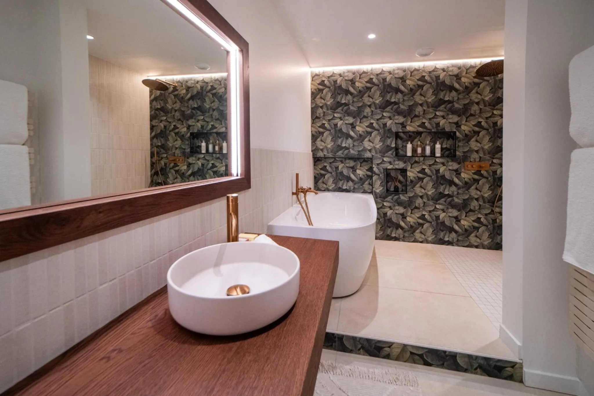 Bathroom in Hôtel Les Frères Ibarboure