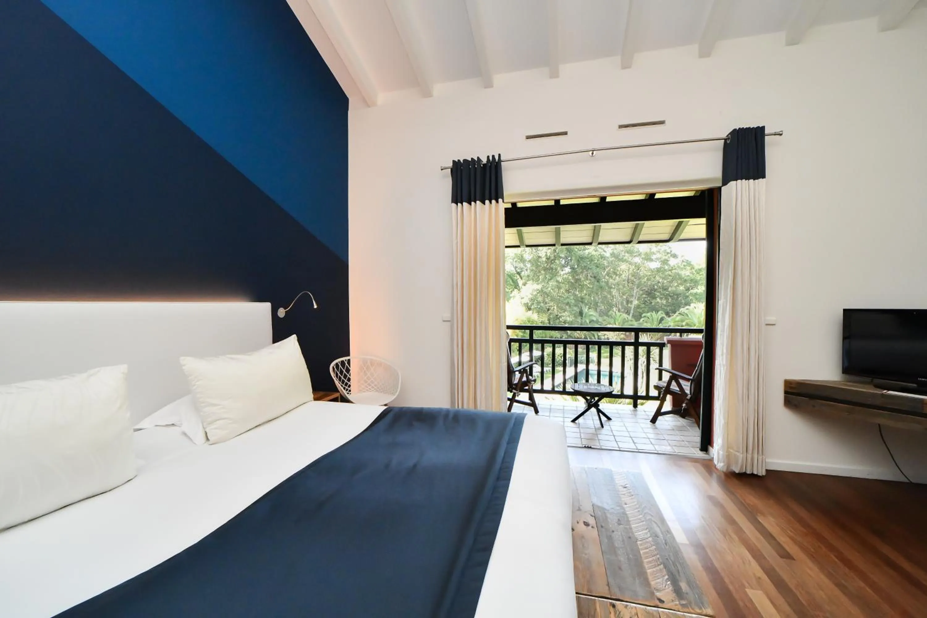 Balcony/Terrace, Bed in Hôtel Les Frères Ibarboure