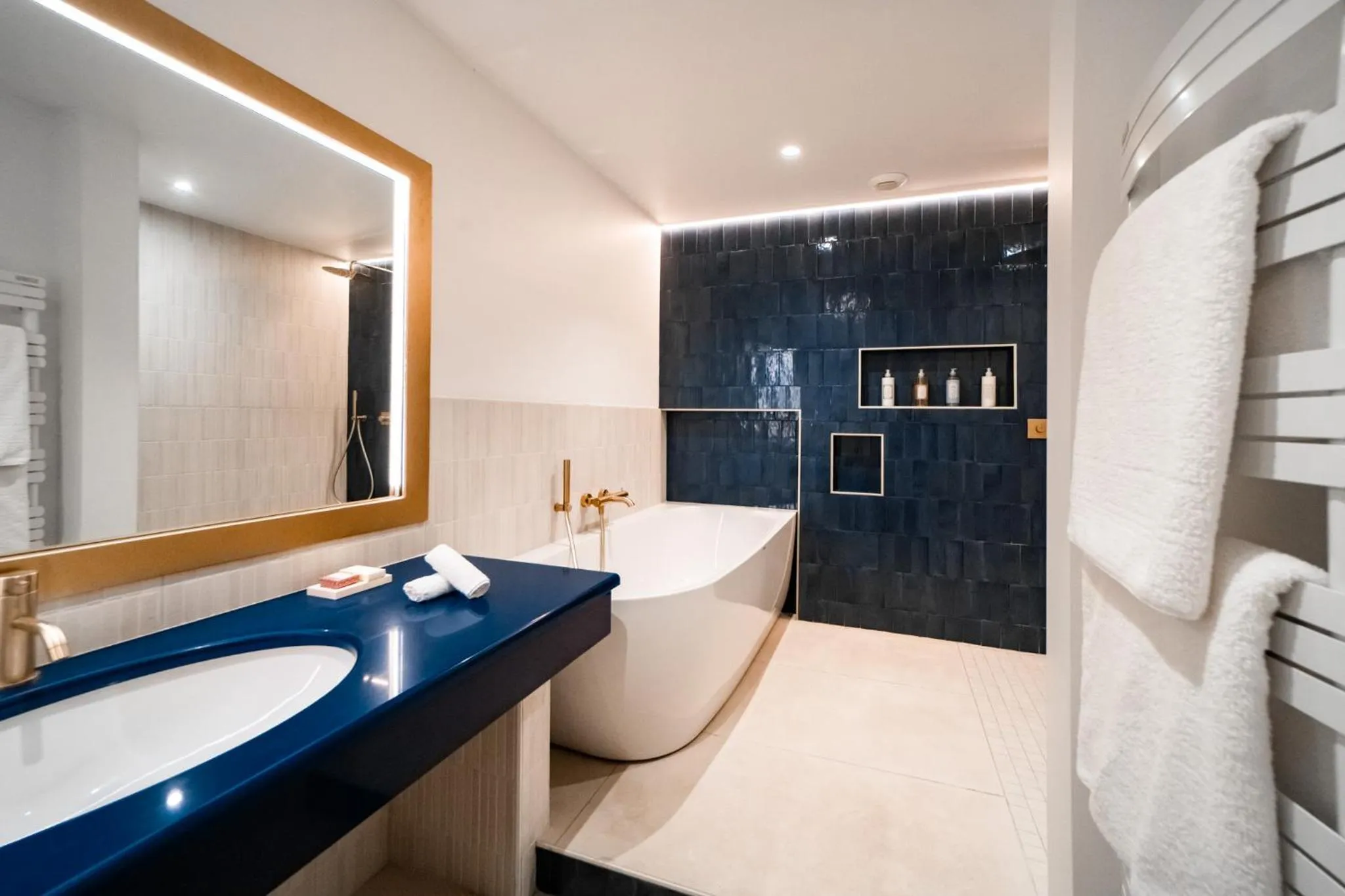 Bathroom in Hôtel Les Frères Ibarboure