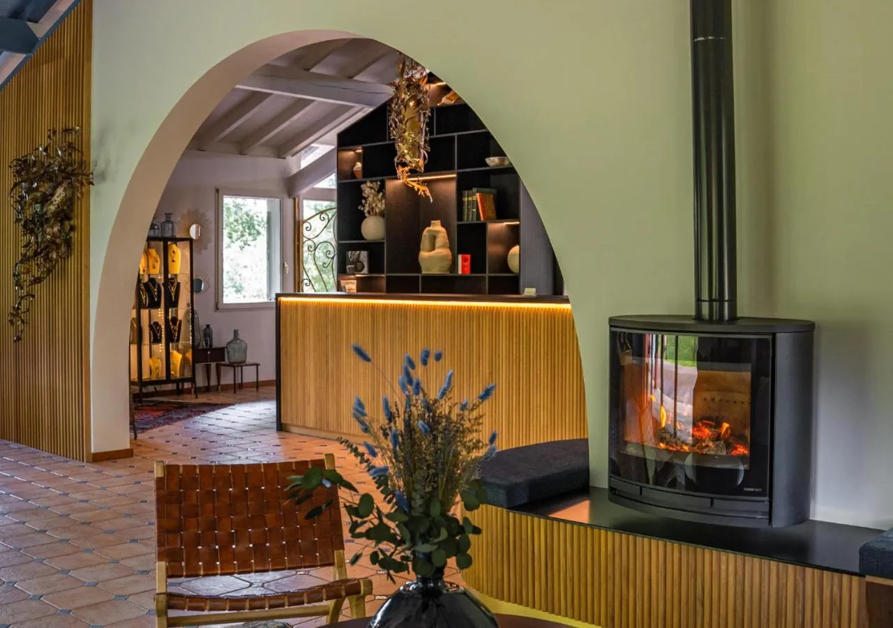 Lobby or reception in Hôtel Les Frères Ibarboure