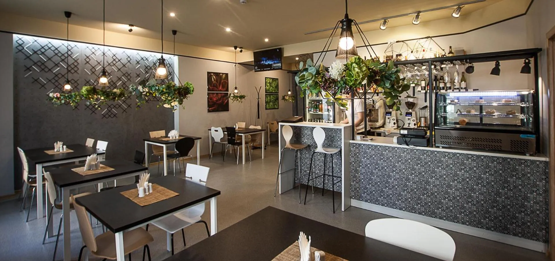 Restaurant/places to eat in Saules rati