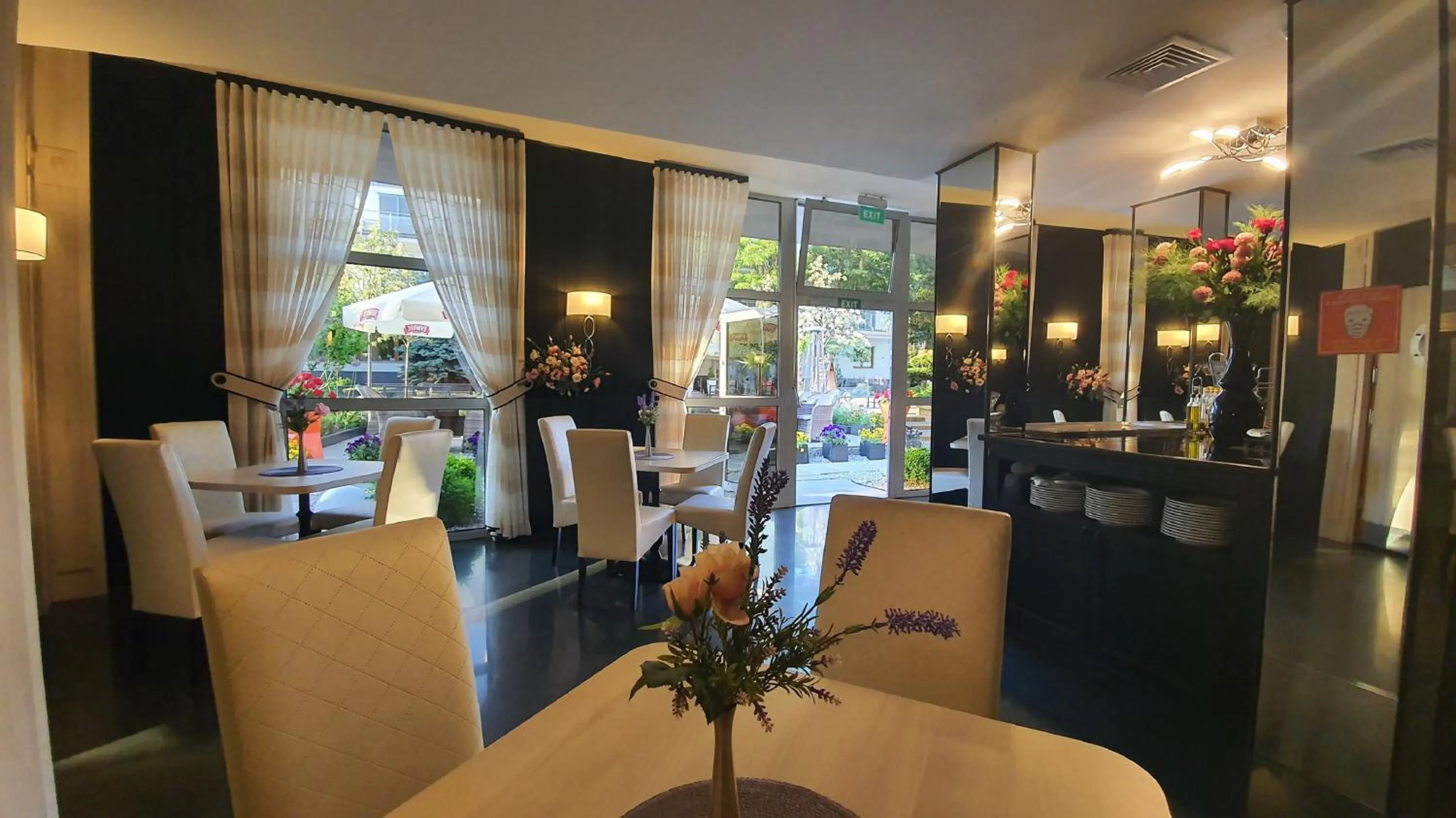 Restaurant/places to eat in Villa Delfin Spa