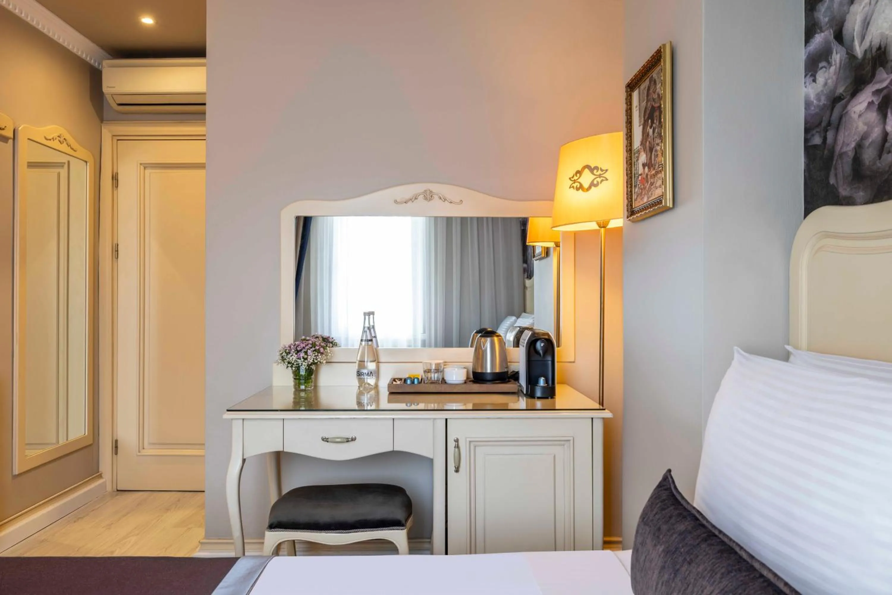 Bed in Raymond Hotel Old City