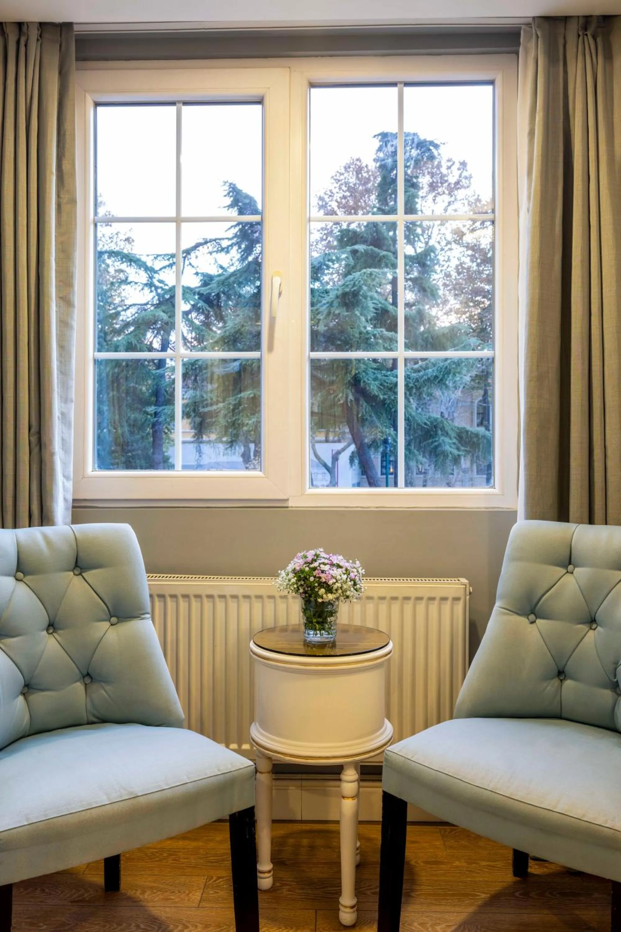 Seating area in Raymond Hotel Old City