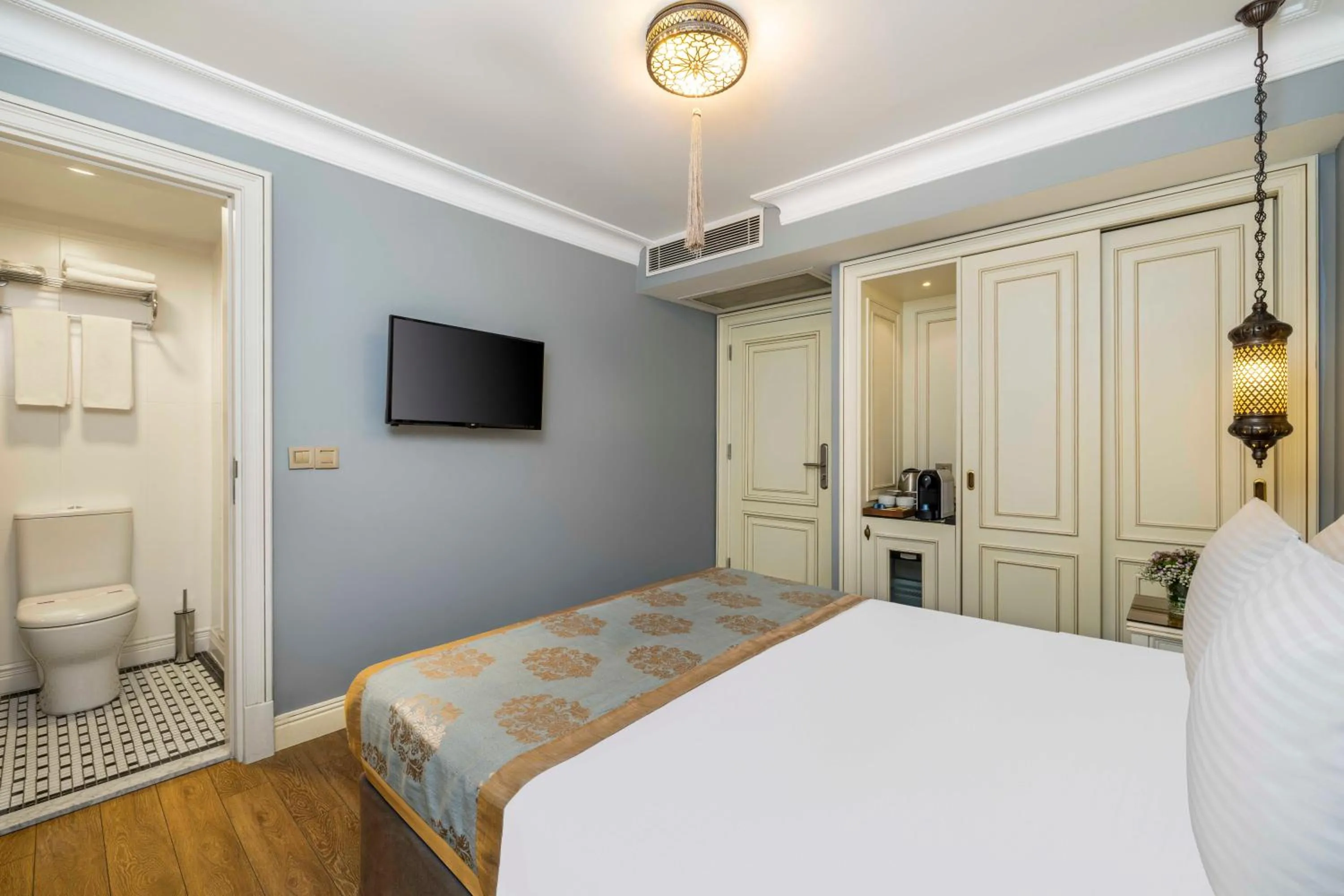 Photo of the whole room, Bed in Raymond Hotel Old City