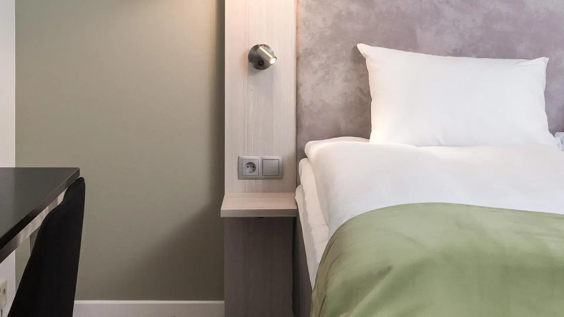 Compact Single Room in Quality Hotel Entry Compact Single Room in Quality Hotel Entry