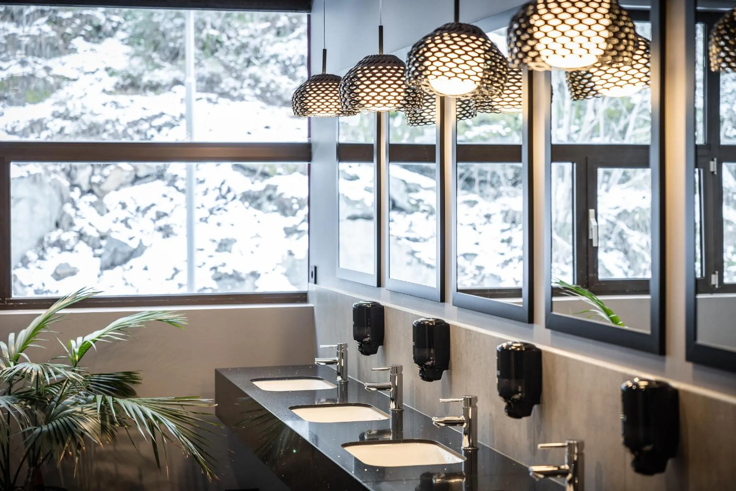 Public Bath in Quality Hotel Entry