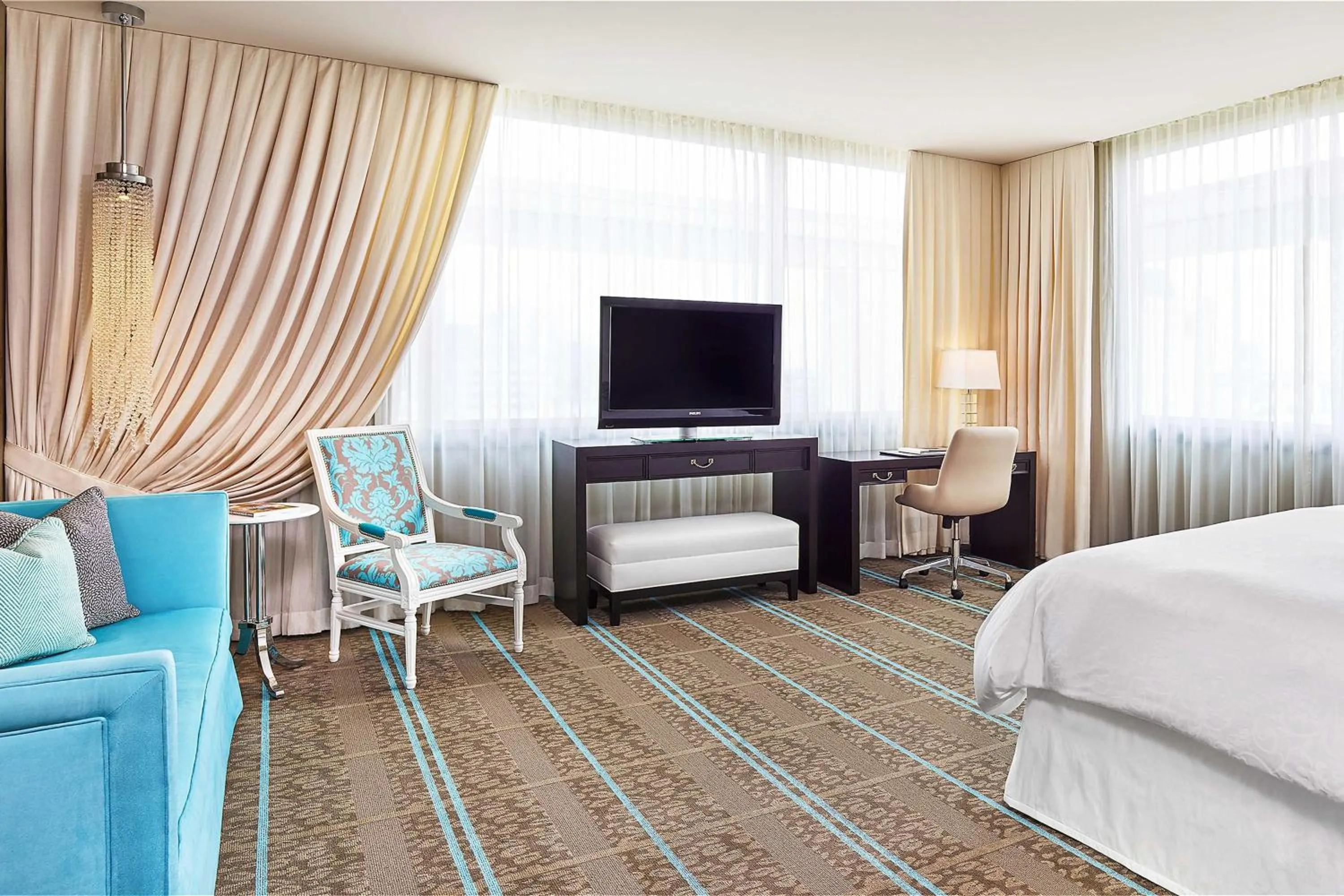 Photo of the whole room, Bed in The Nines, a Luxury Collection Hotel, Portland