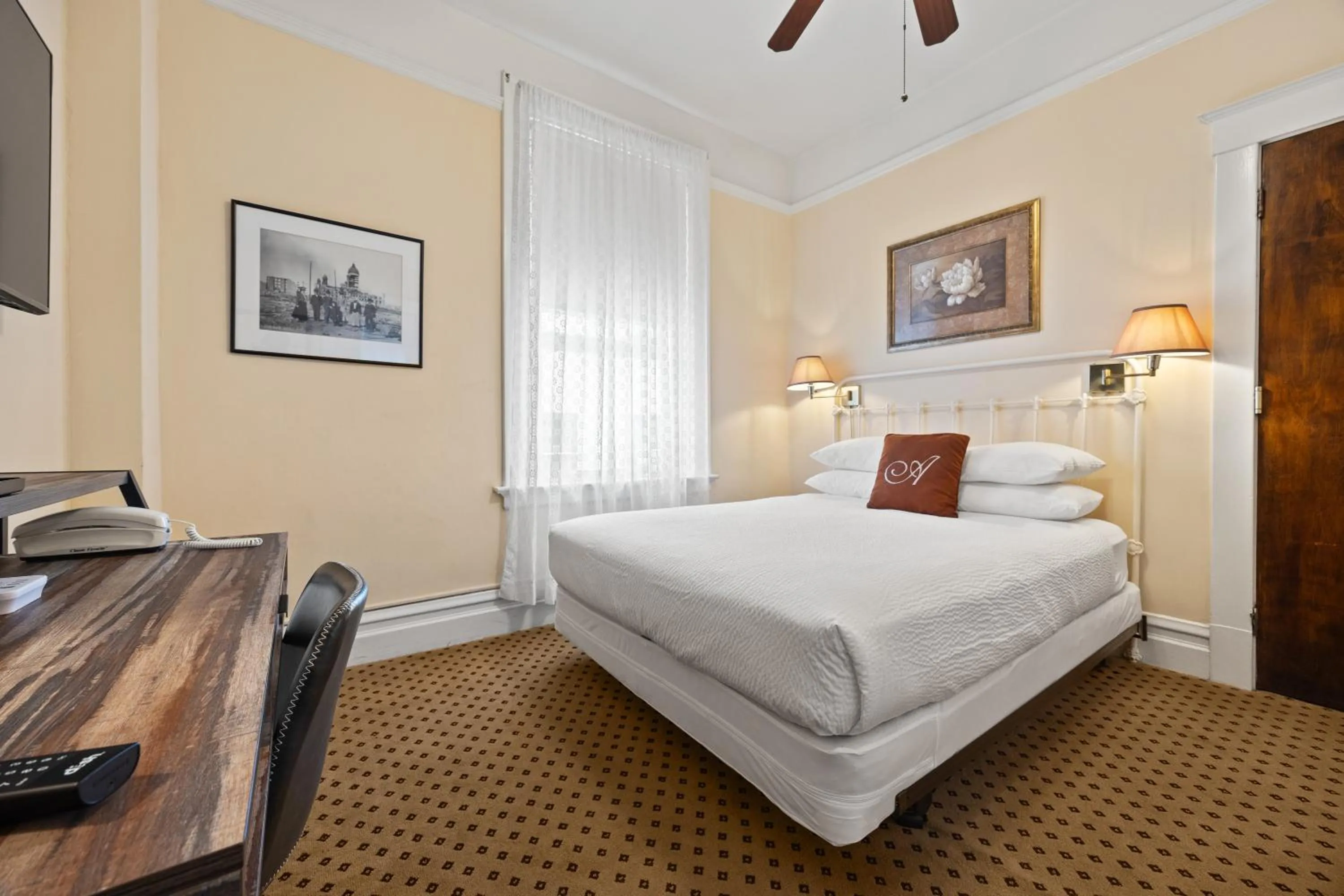 Photo of the whole room, Bed in The Andrews Hotel