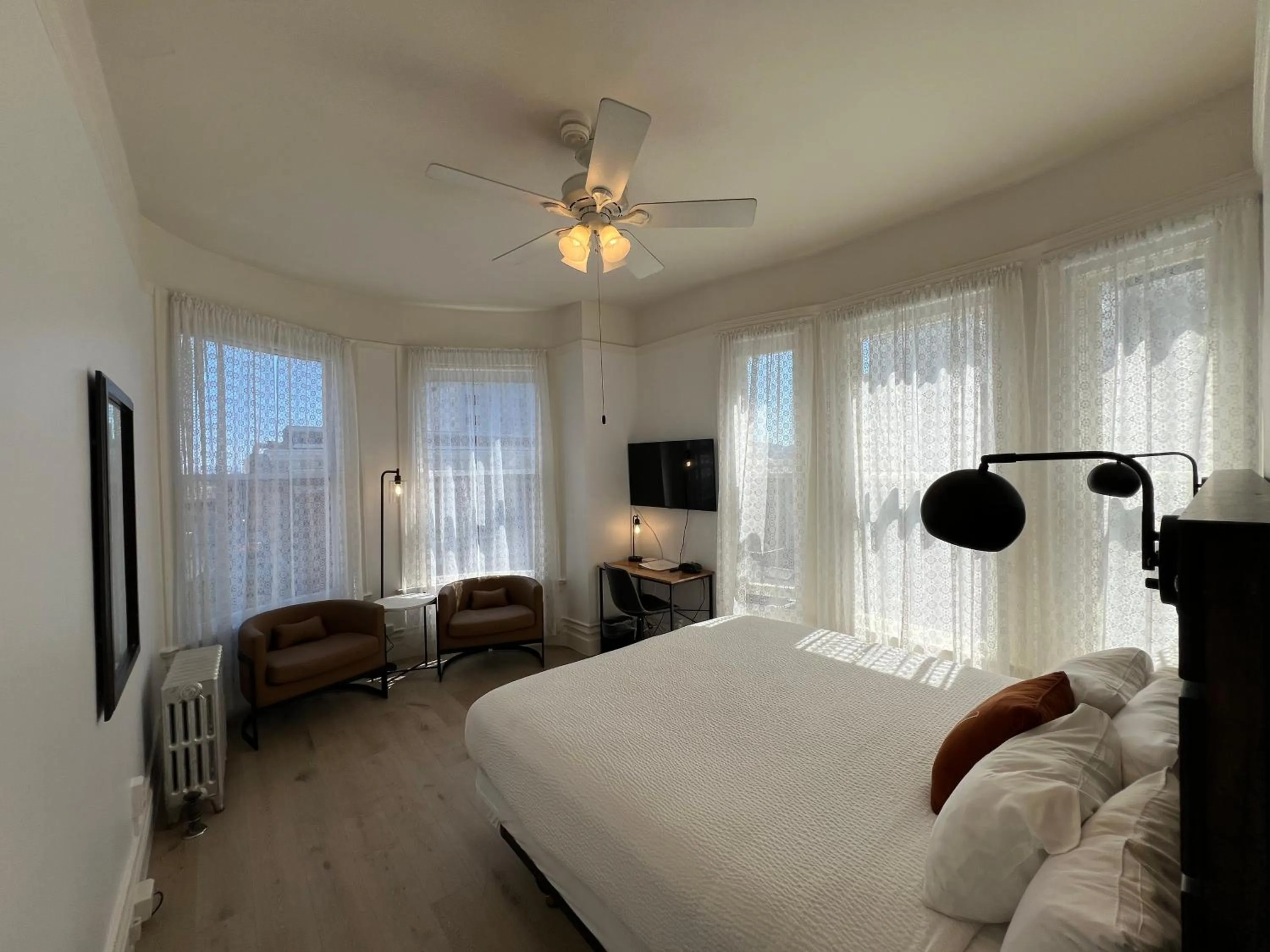 King Room with Bay Windows in The Andrews Hotel