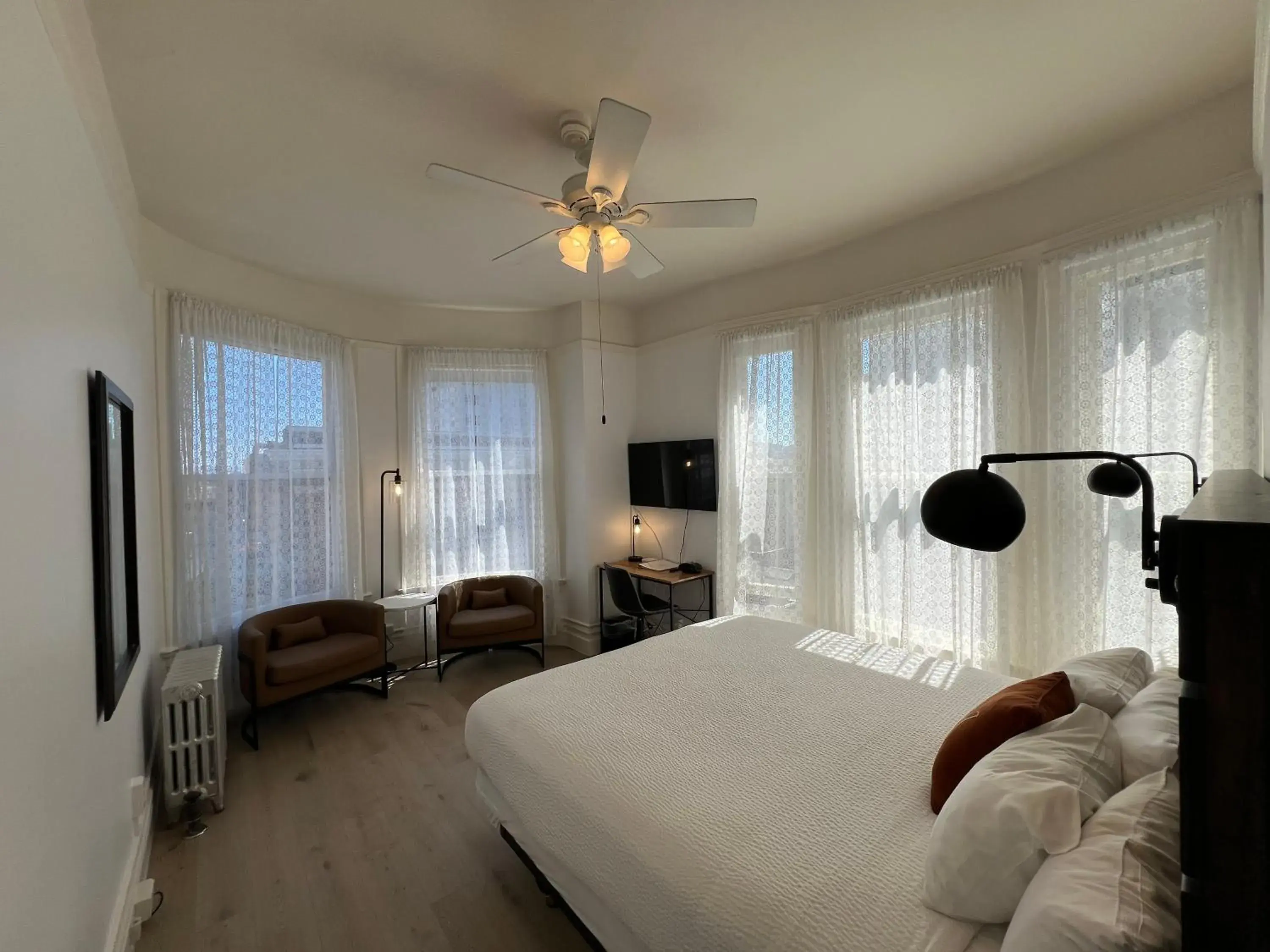 King Room with Bay Windows in The Andrews Hotel King Room with Bay Windows in The Andrews Hotel