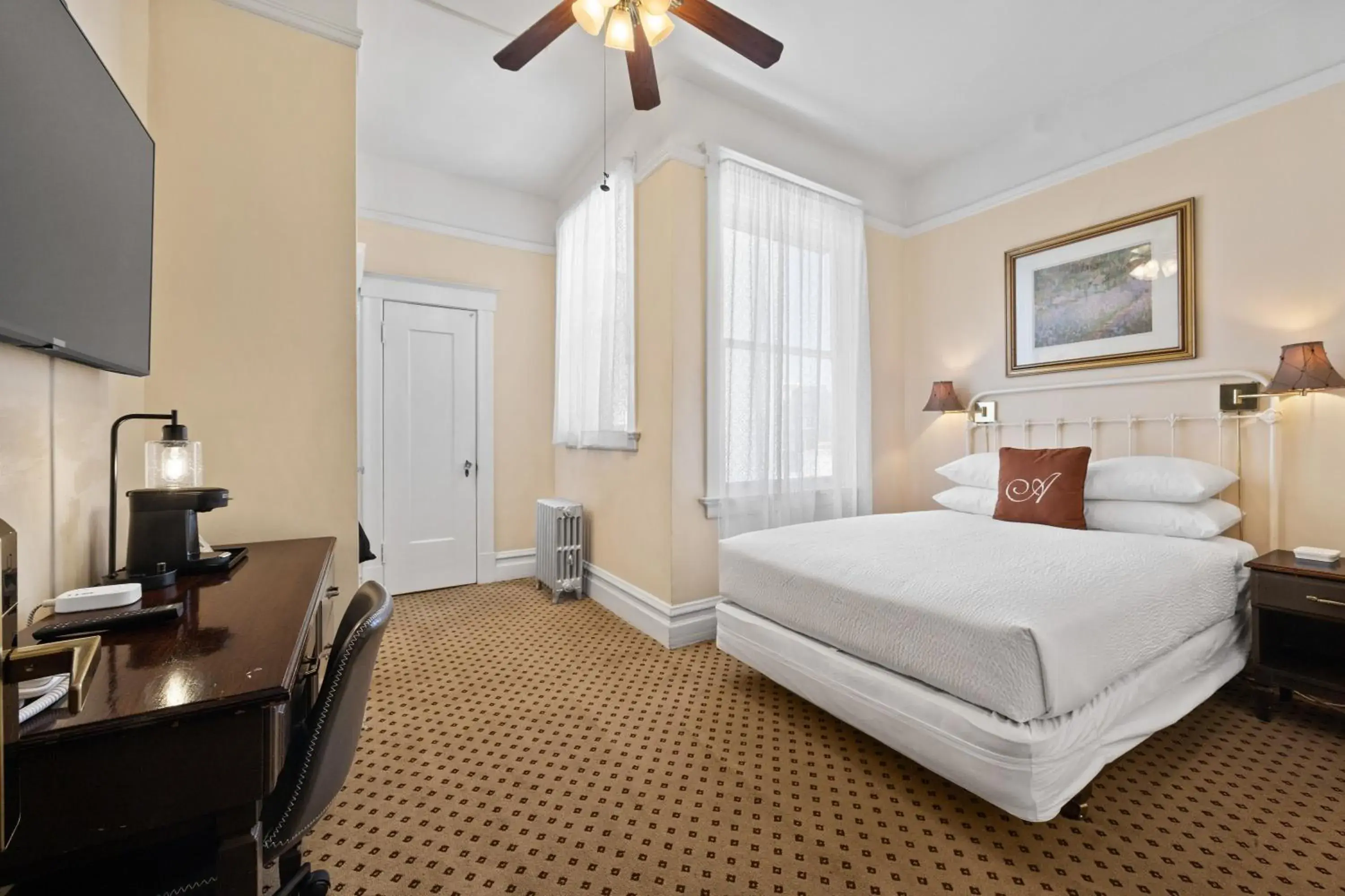 Room with One Full Bed in The Andrews Hotel Room with One Full Bed in The Andrews Hotel