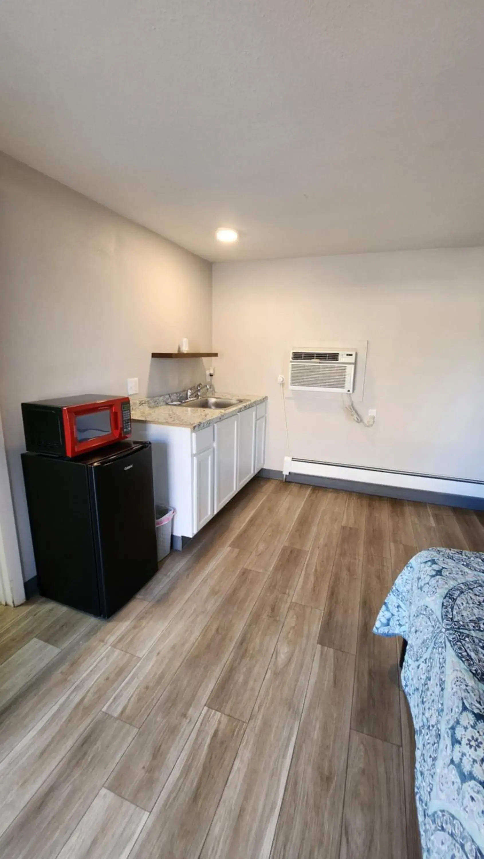 Deluxe Queen Room with Two Queen Beds in Golden Arrow Motel Deluxe Queen Room with Two Queen Beds in Golden Arrow Motel