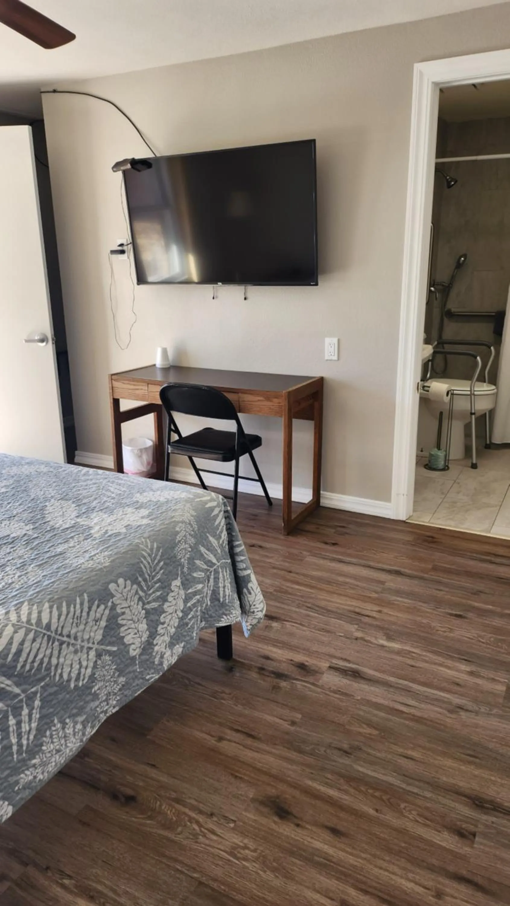 Bed in Golden Arrow Motel