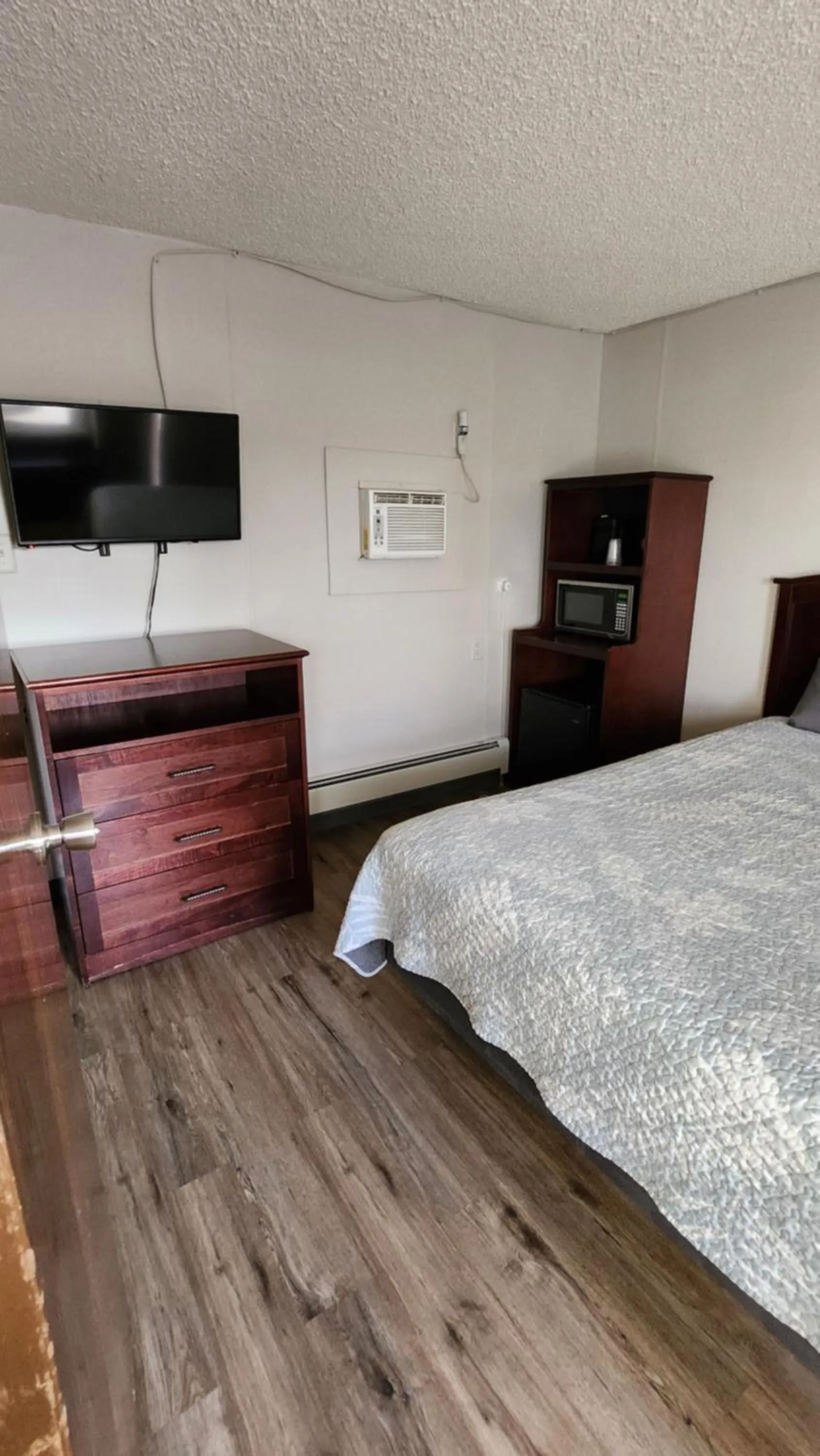 Bed in Golden Arrow Motel