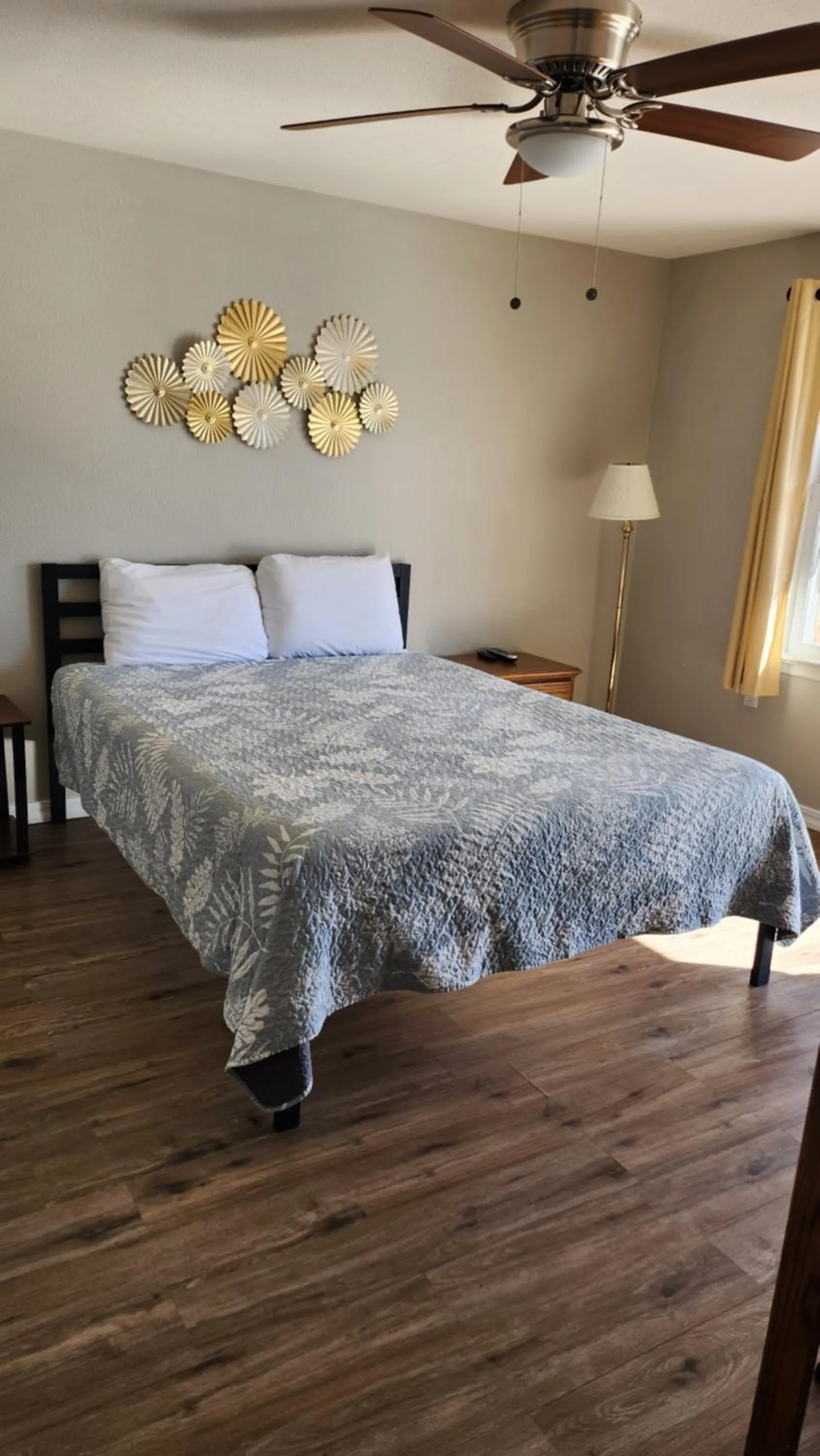 Photo of the whole room, Bed in Golden Arrow Motel