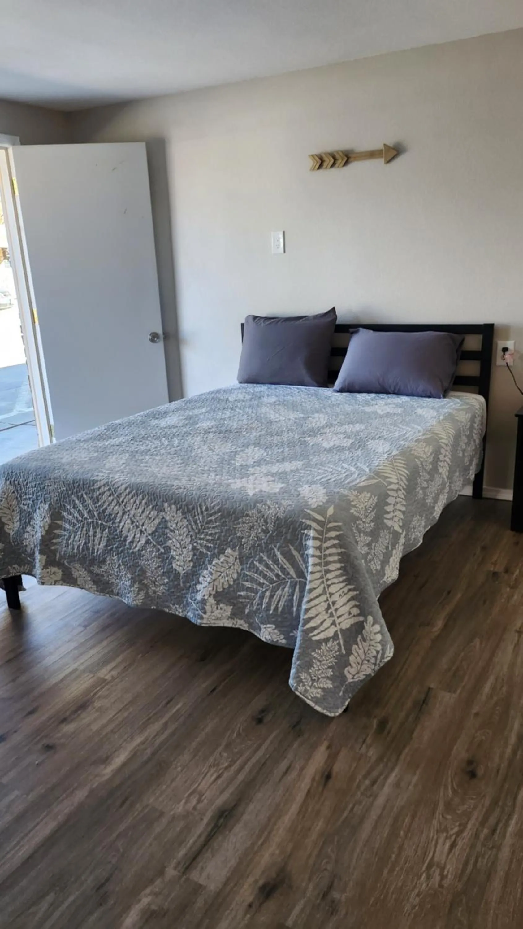 Bed in Golden Arrow Motel