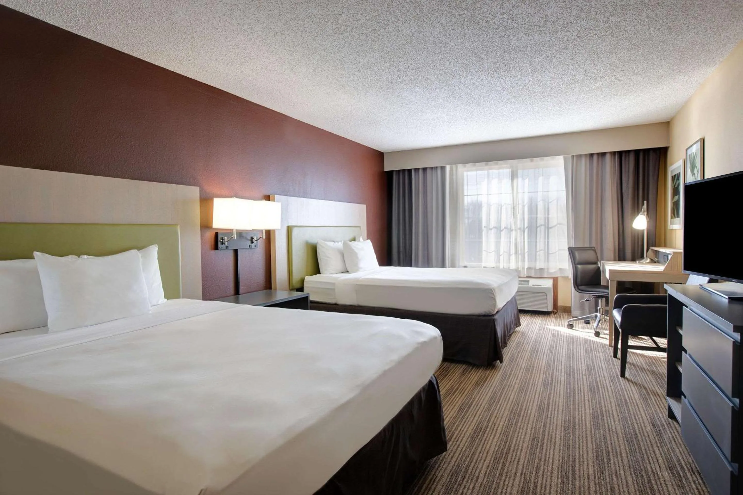 Bedroom, Bed in Comfort Inn & Suites St Paul Northeast