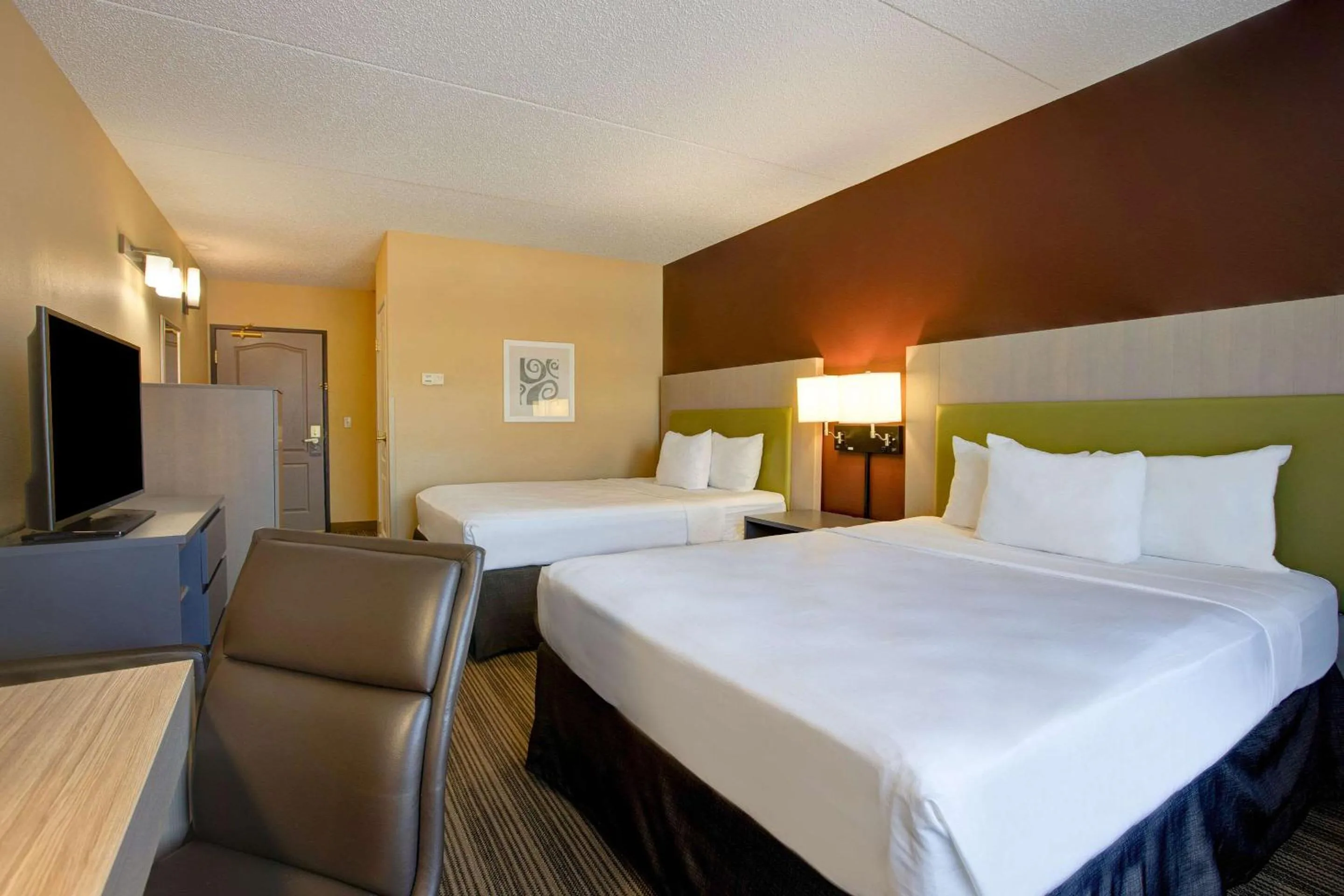 Bedroom, Bed in Comfort Inn & Suites St Paul Northeast