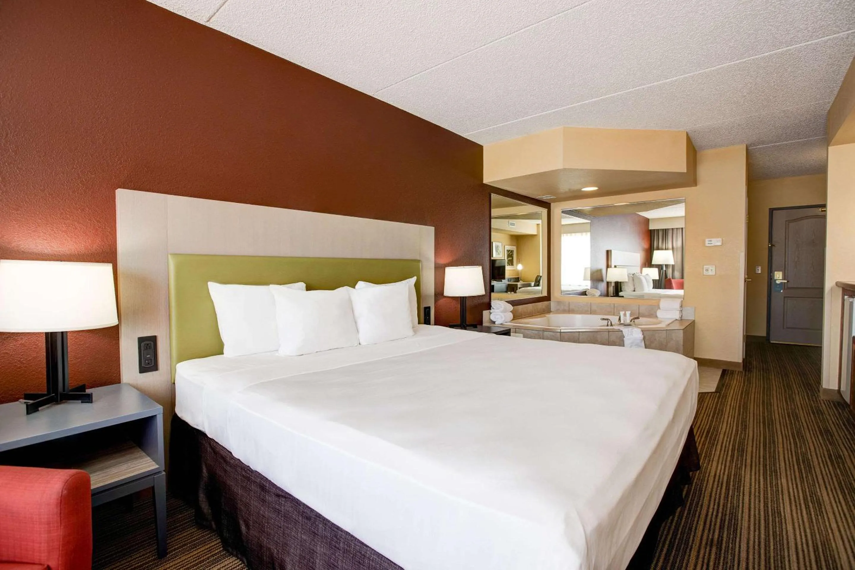 Bedroom, Bed in Comfort Inn & Suites St Paul Northeast