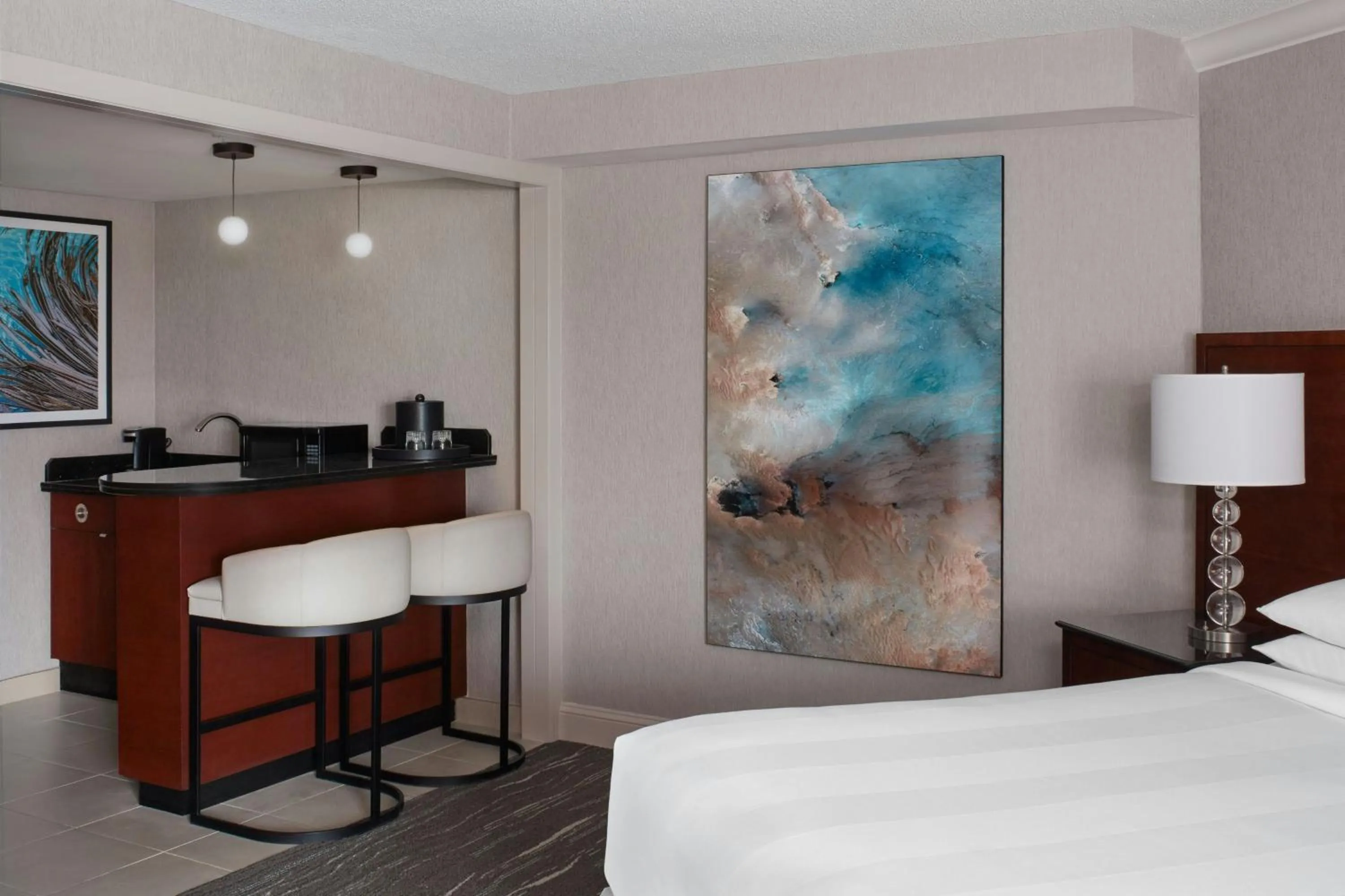 Lounge or bar, Bed in Halifax Marriott Harbourfront Hotel