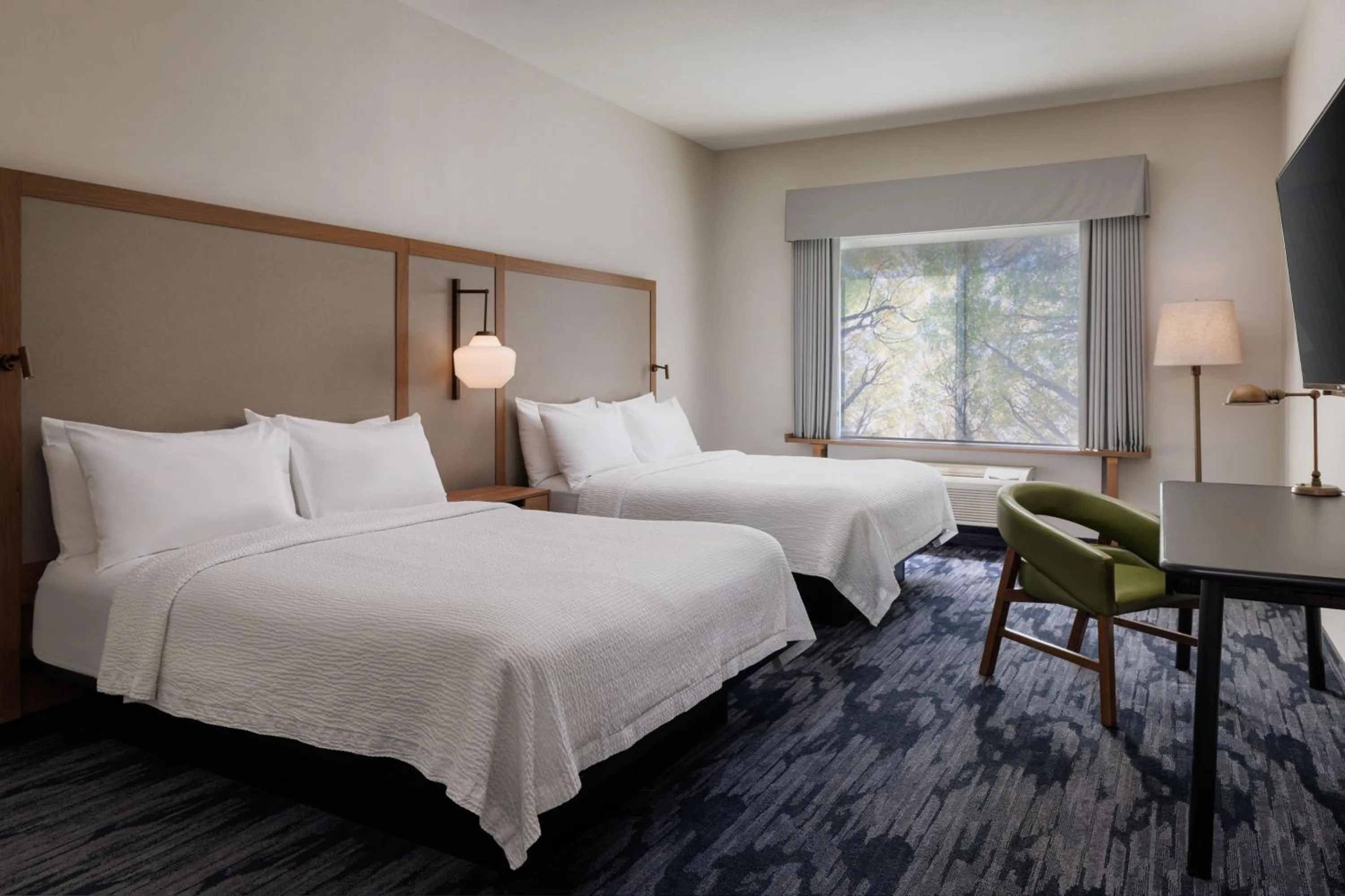 Photo of the whole room, Bed in Fairfield Inn & Suites by Marriott Kelowna