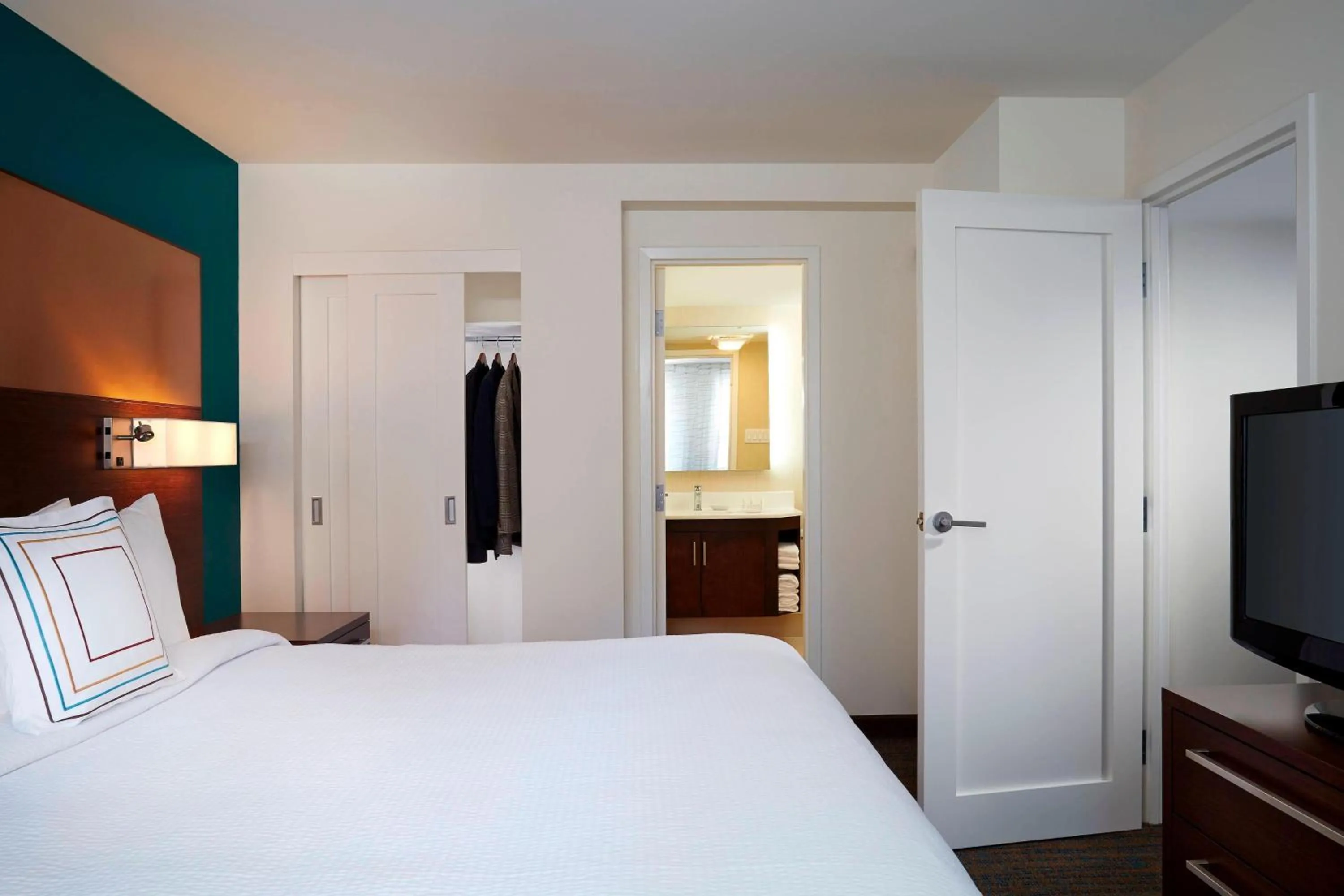 Bedroom, Bed in Residence Inn by Marriott Montréal Downtown