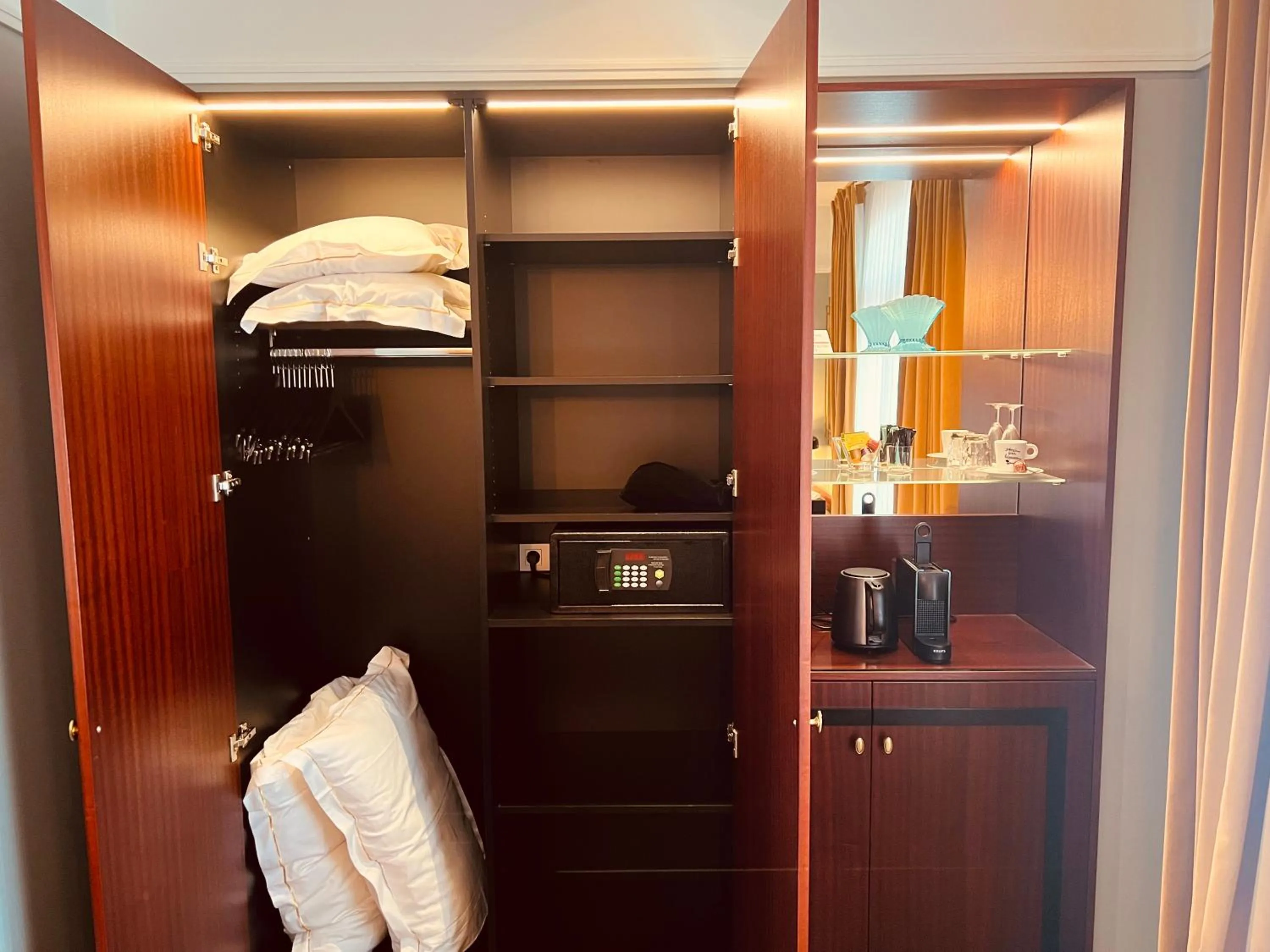 wardrobe in Gatsby Hotel - Adults Only - Small Luxury Hotel - by F-Hotels