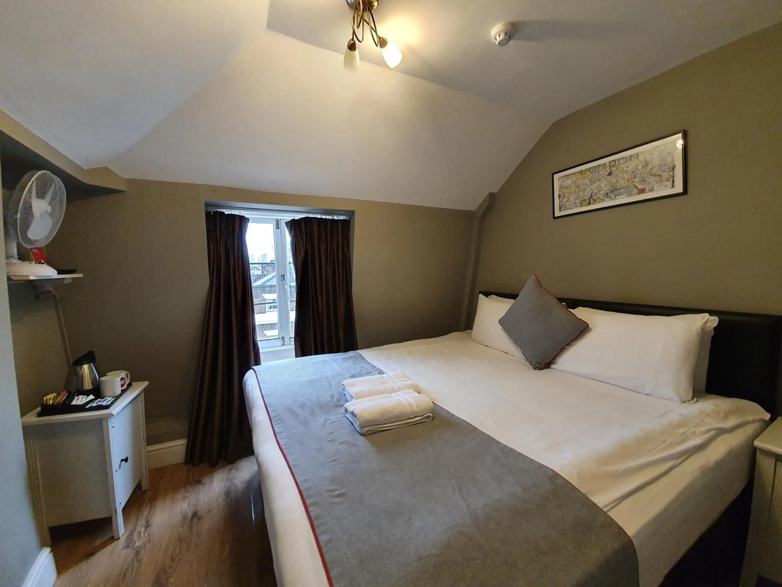Bedroom in Belgravia Rooms Hotel