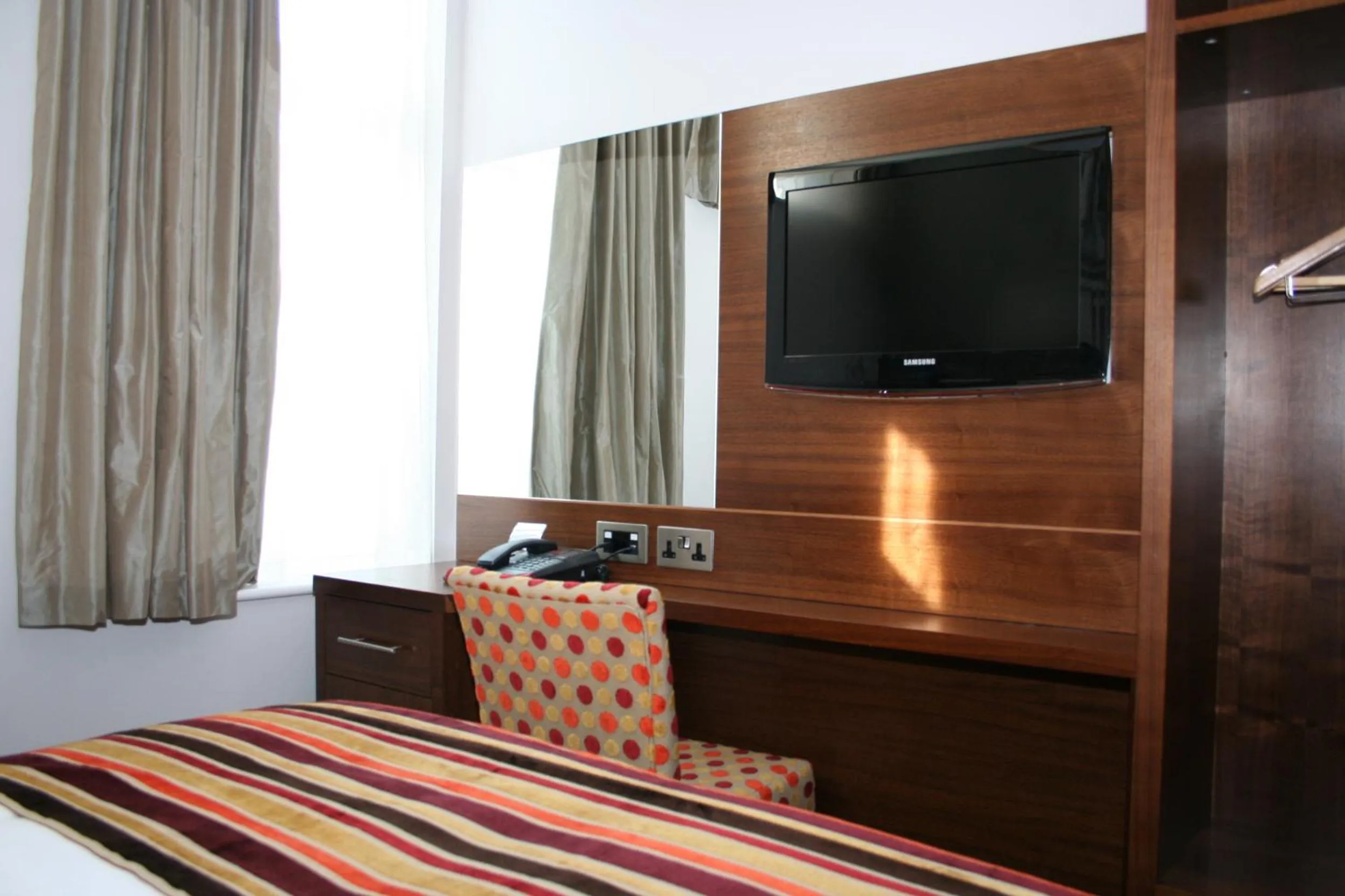 Bedroom, Coffee/Tea Facilities in Seraphine Kensington Olympia