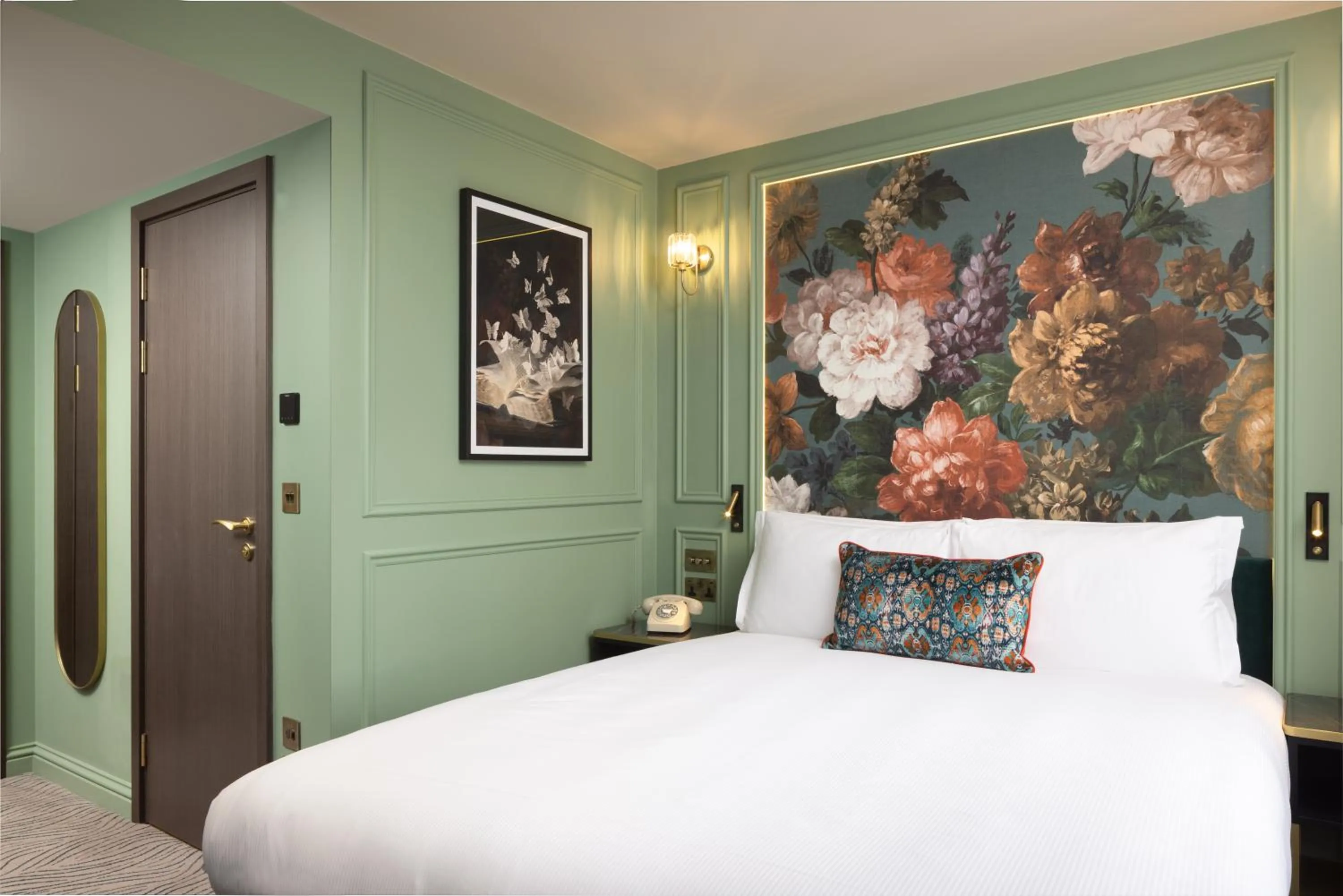 Bedroom, Bed in The Kensington Hideaway