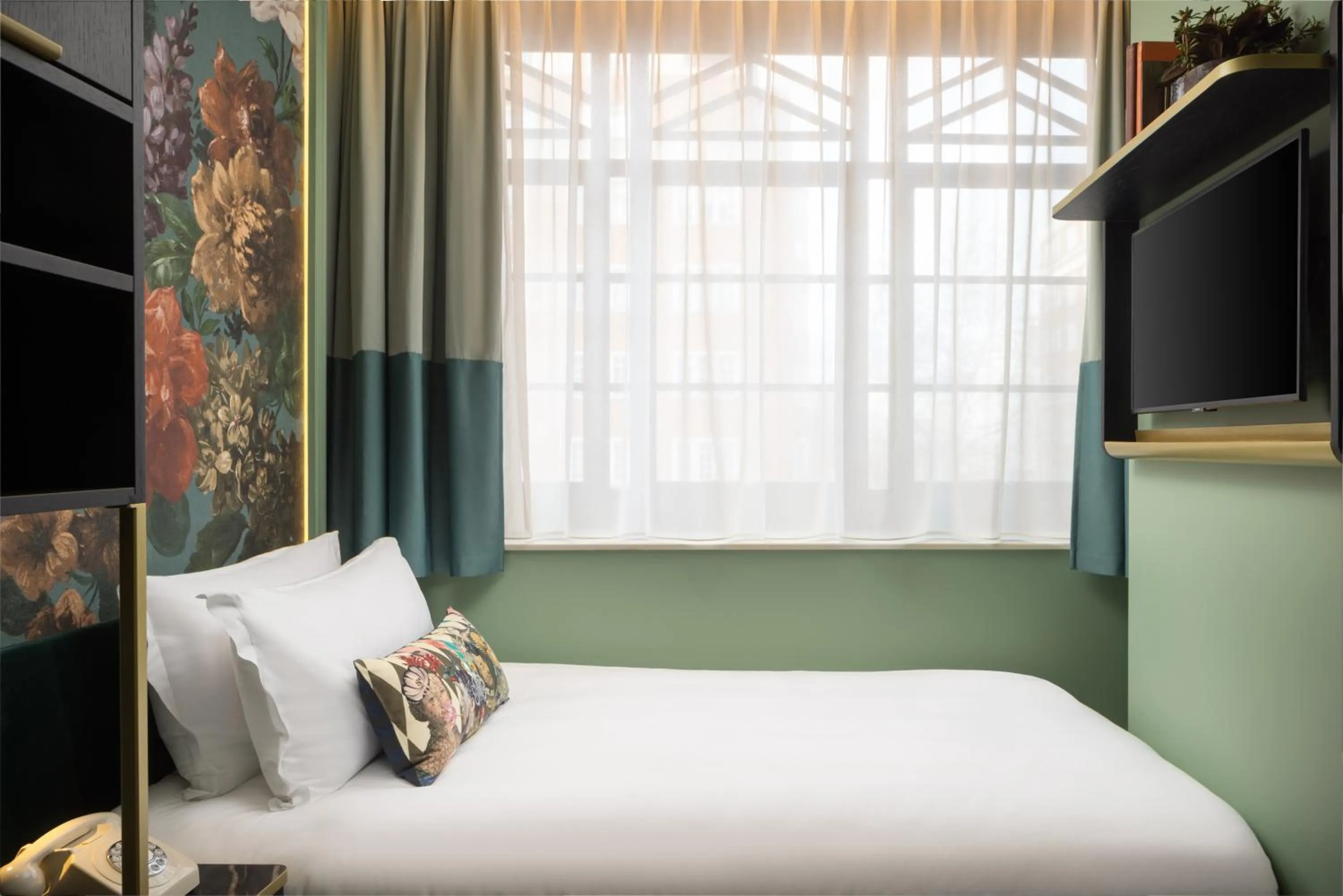 Bedroom, Bed in The Kensington Hideaway