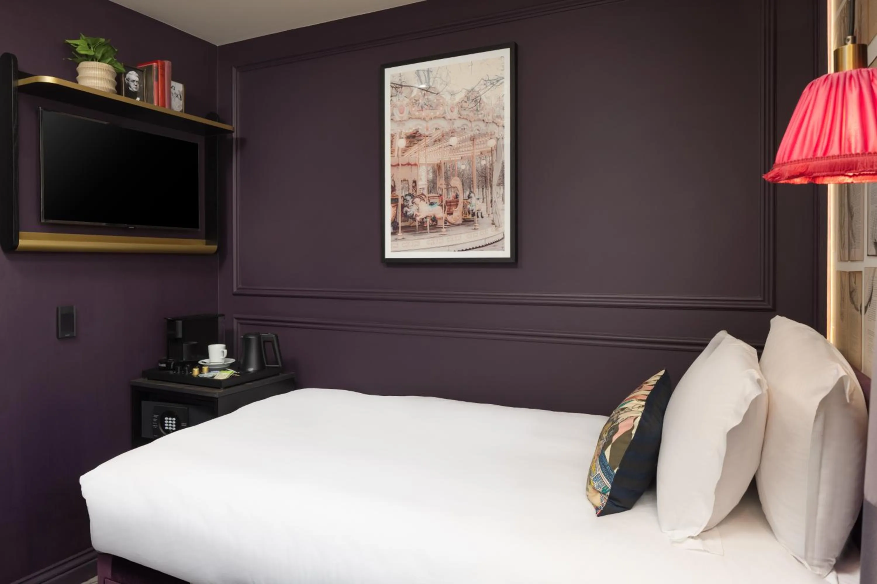 Bedroom, Bed in The Kensington Hideaway