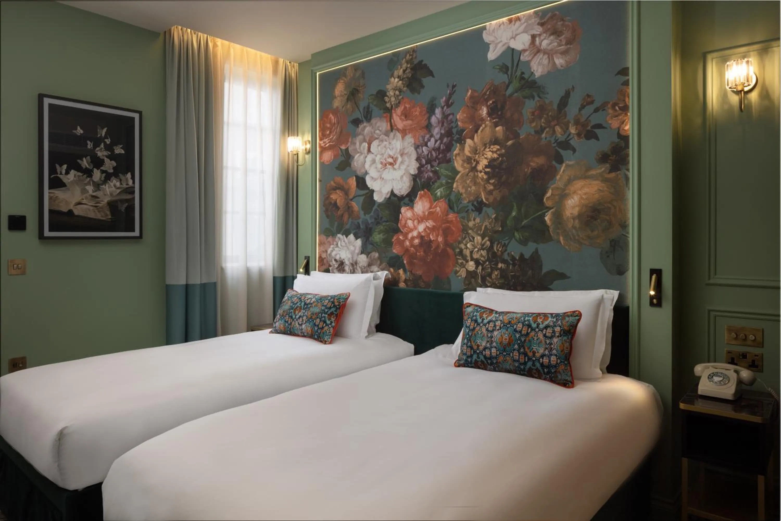 Bedroom, Bed in The Kensington Hideaway