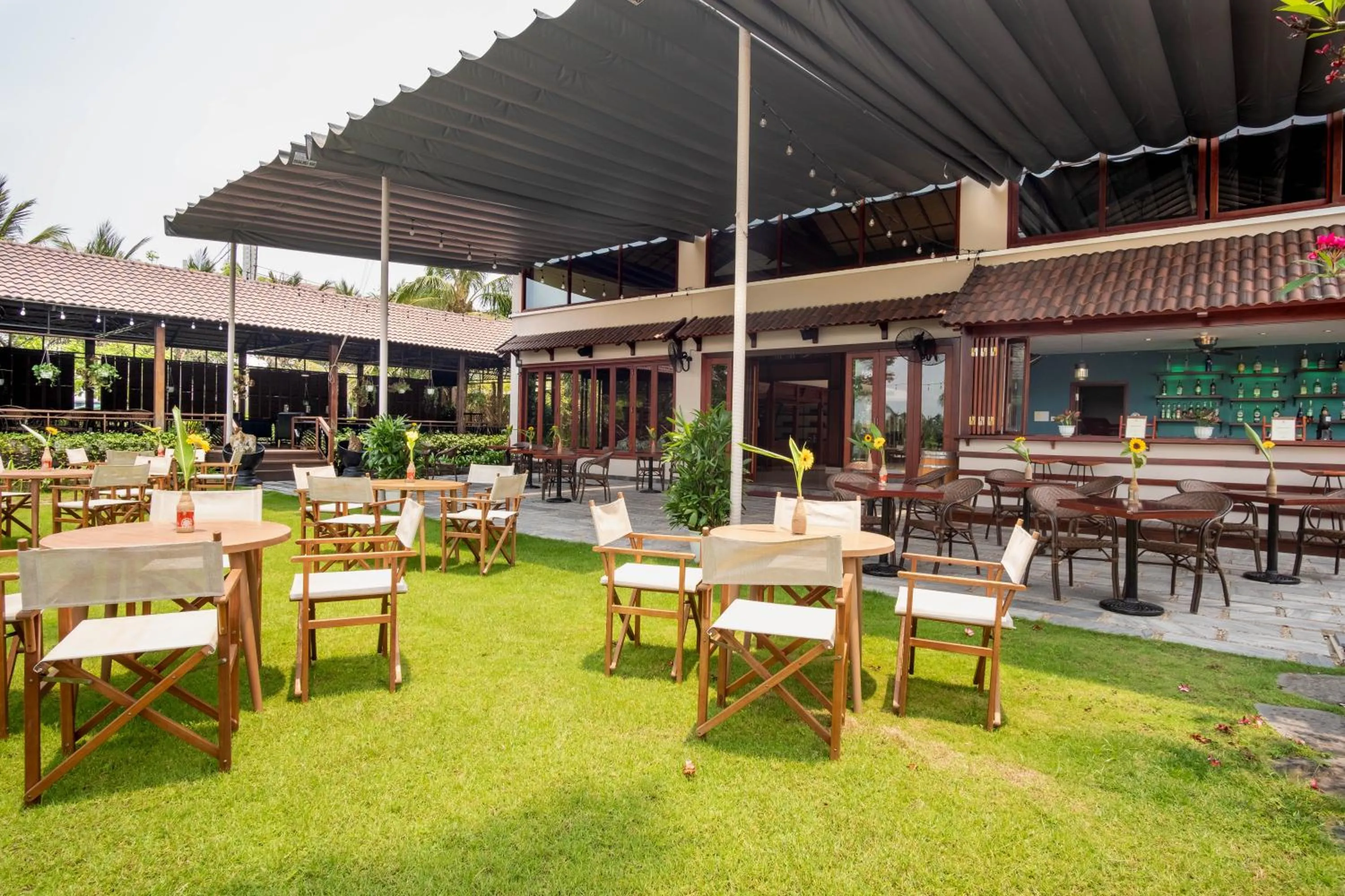 Lounge or bar in Silk Sense Hoi An River Resort - Green Luxury Escape