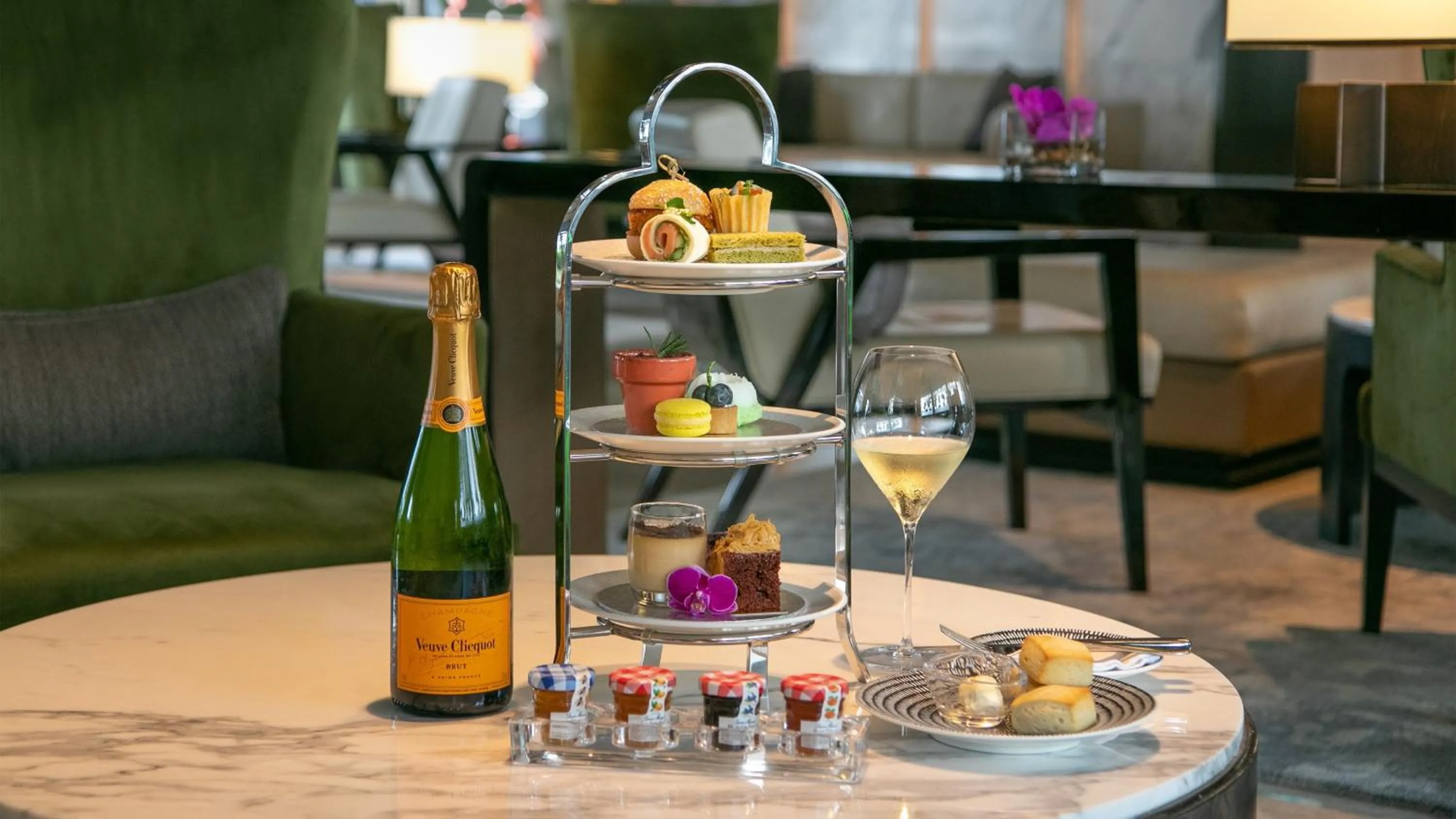 Lounge or bar in InterContinental Singapore Robertson Quay by IHG