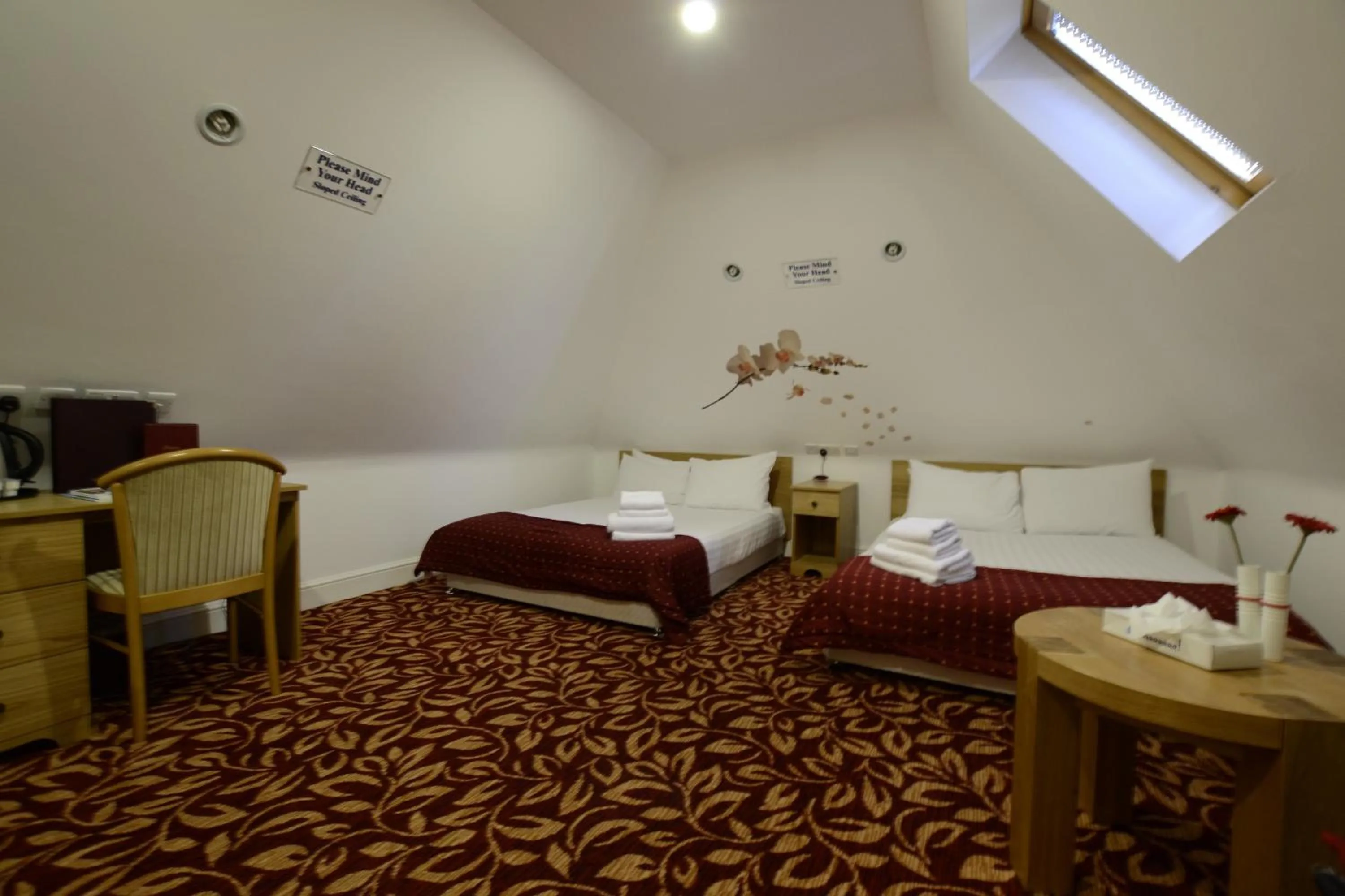 Coffee/tea facilities, Bed in Best Western London Ilford Hotel