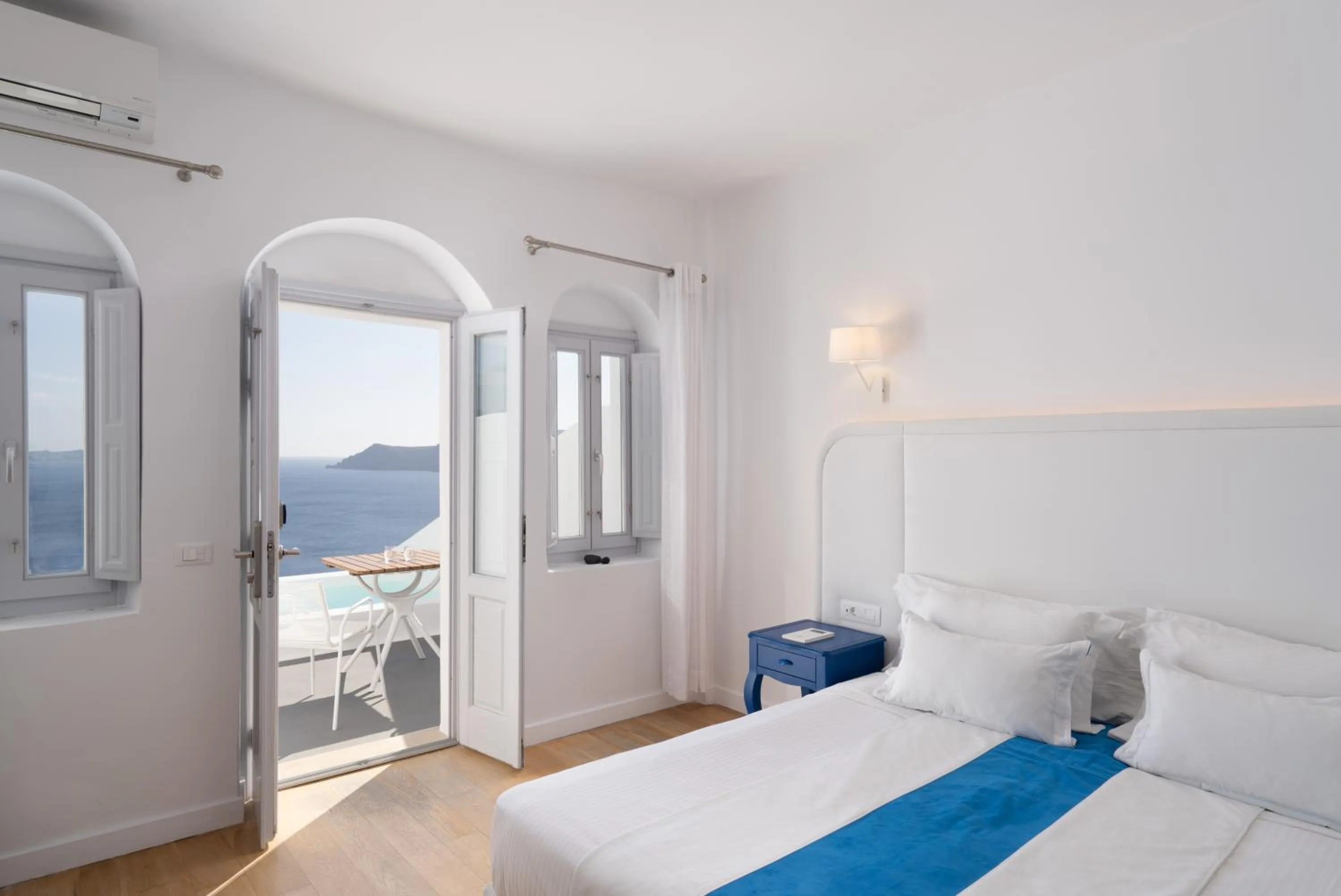 Photo of the whole room, Bed in Katikies Santorini - The Leading Hotels Of The World