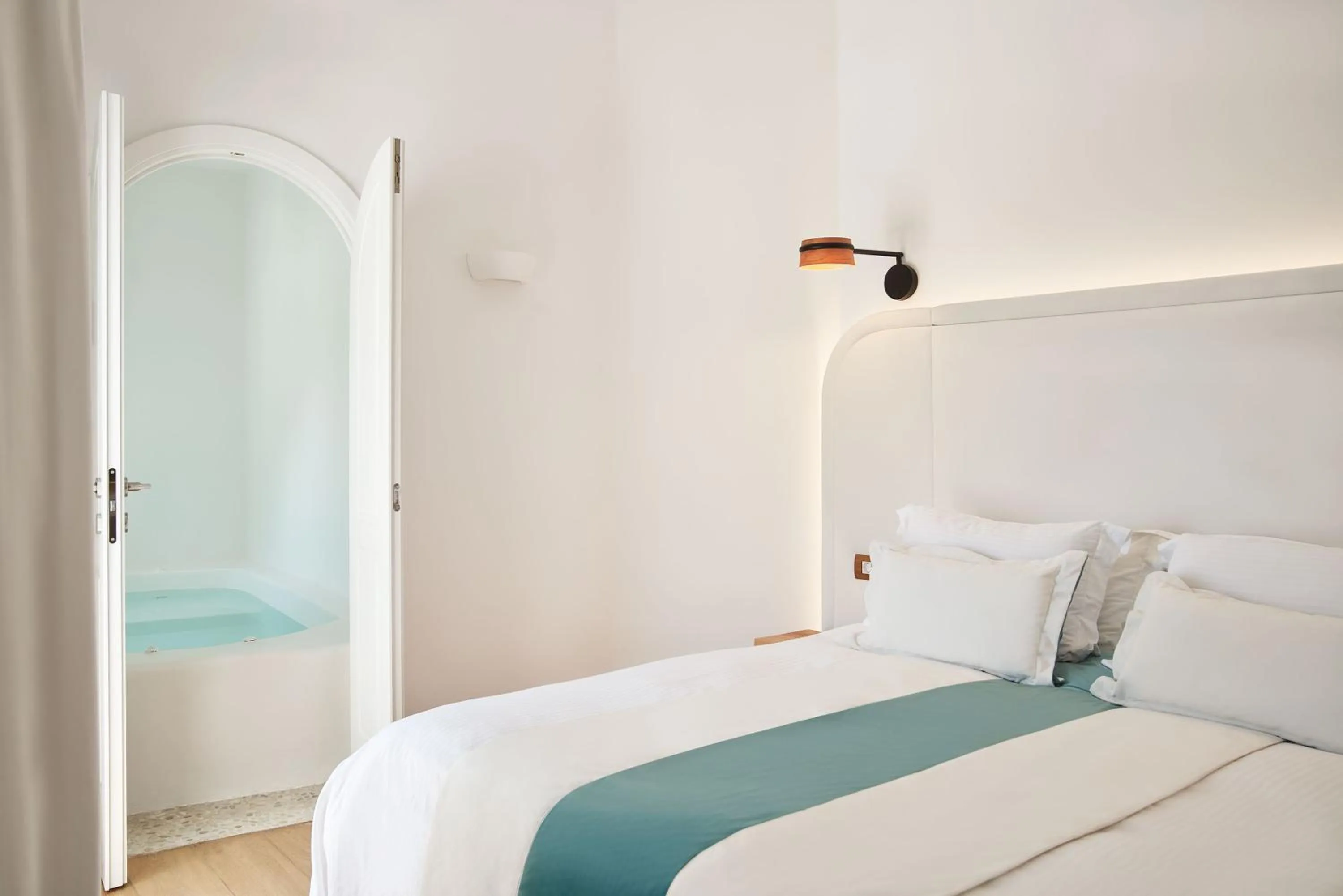 Photo of the whole room, Bed in Katikies Kirini Santorini - The Leading Hotels Of The World
