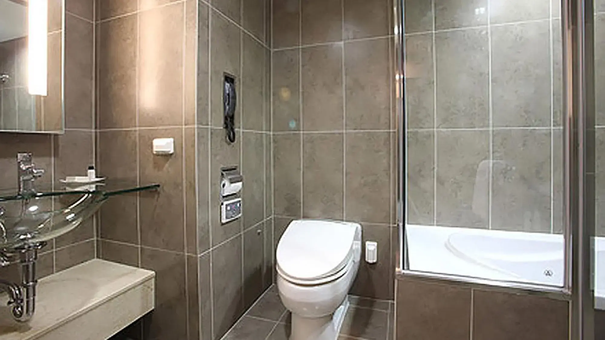 Standard Double Room with Bath in LOTTE City Hotel Mapo Standard Double Room with Bath in LOTTE City Hotel Mapo