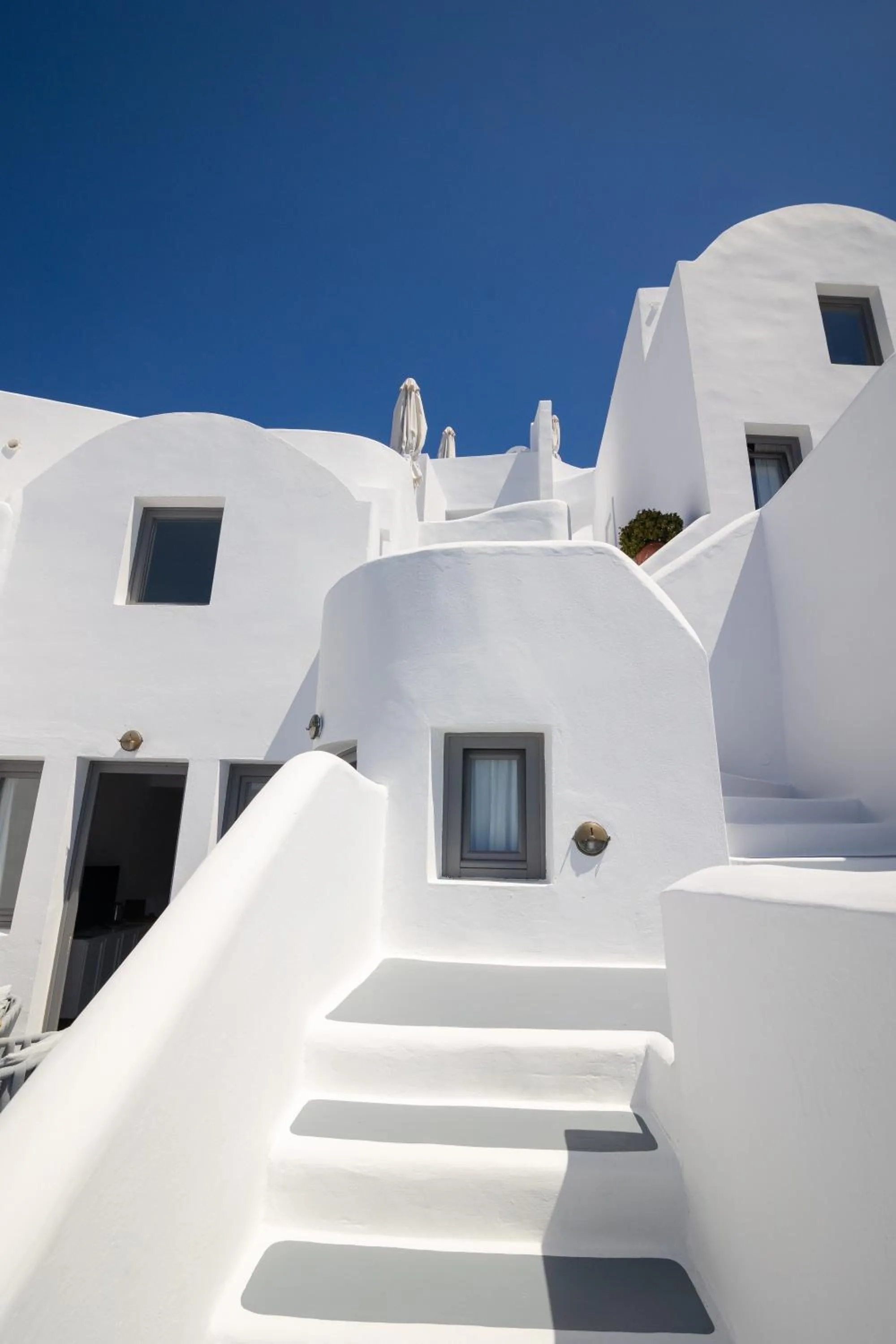 Property building in IKIES Santorini