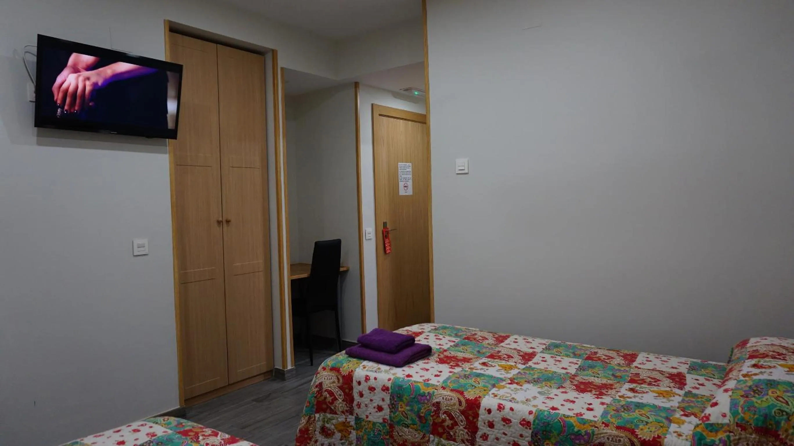 Decorative detail, Bed in Pensión Calfred II