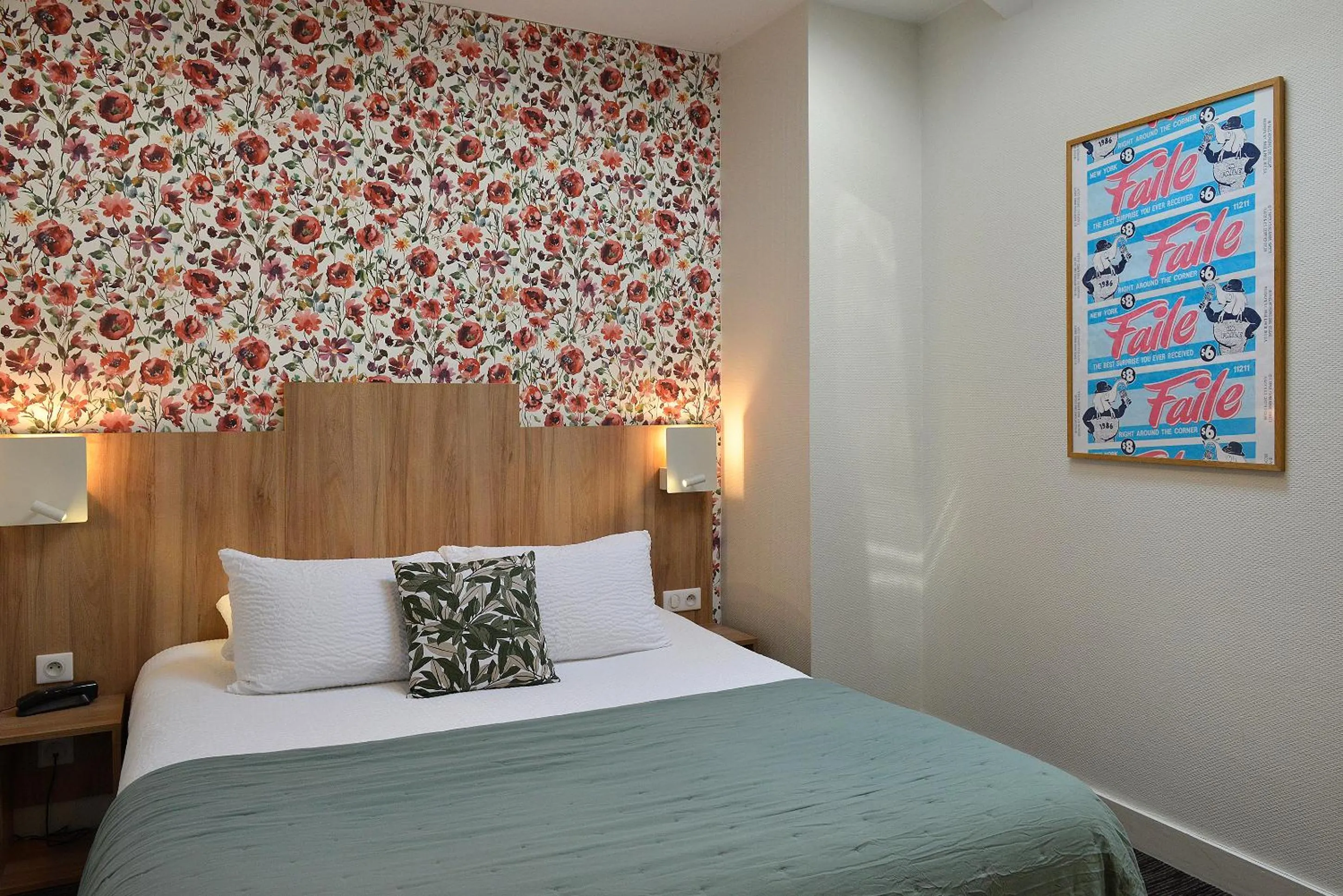 Bed in Logis Hôtel Maison Voltaire