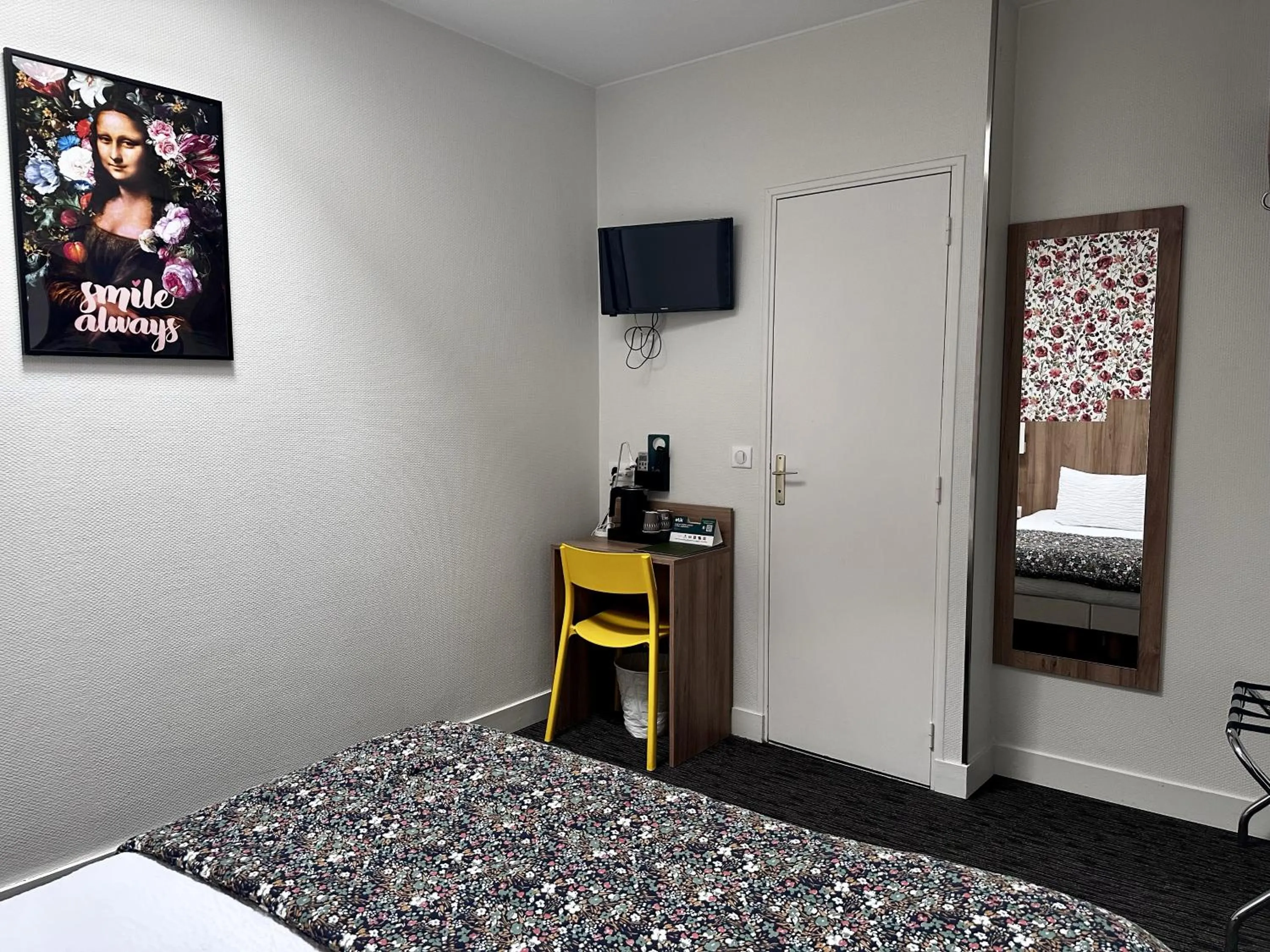 Bed in Logis Hôtel Maison Voltaire