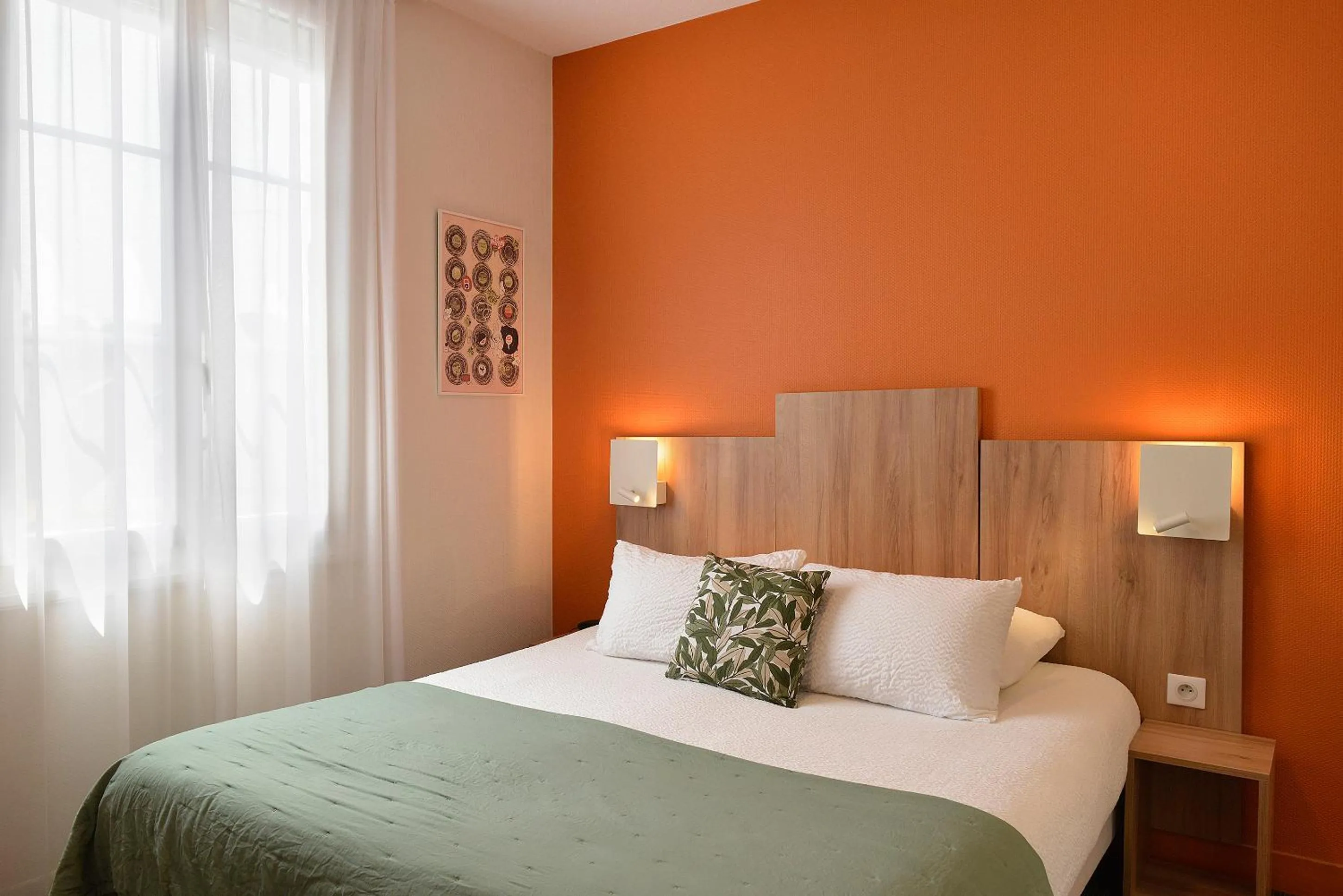 Bed in Logis Hôtel Maison Voltaire