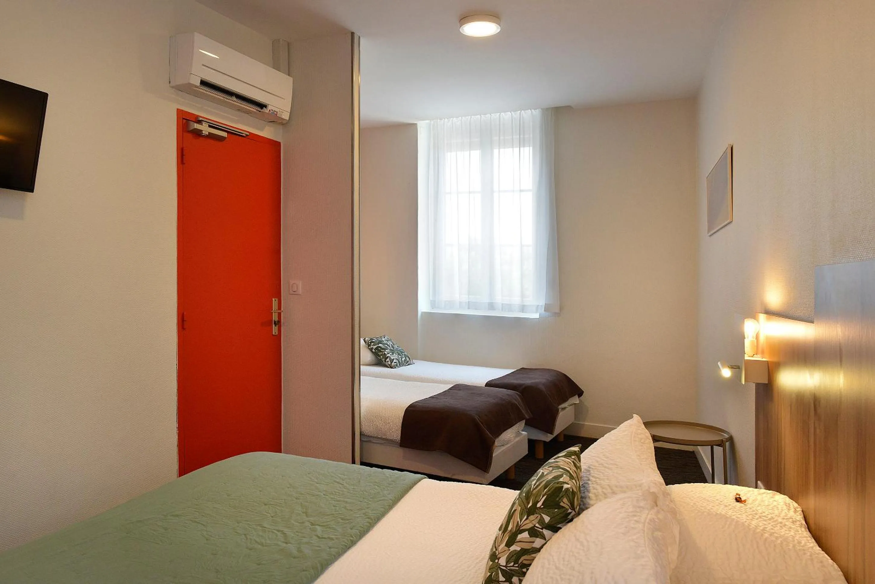 Bed in Logis Hôtel Maison Voltaire